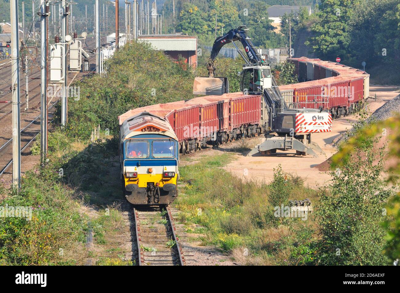 Cantiere ferroviario merci con un treno di aggregati, Hitchin, Hertfordshire, Inghilterra, Regno Unito Foto Stock