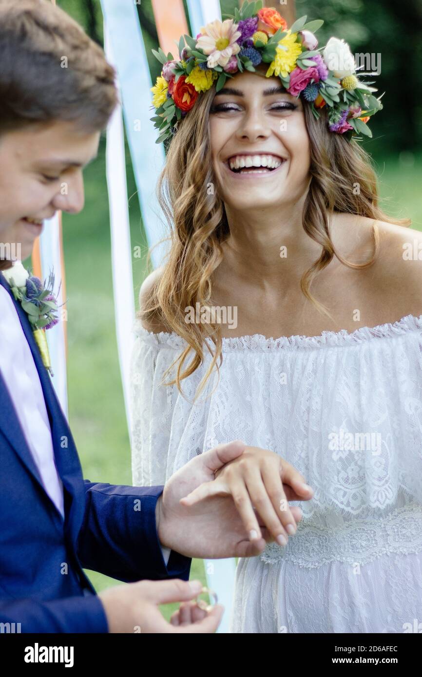 Lo sposo ha messo un anello al dito della sposa durante la cerimonia nuziale Foto Stock