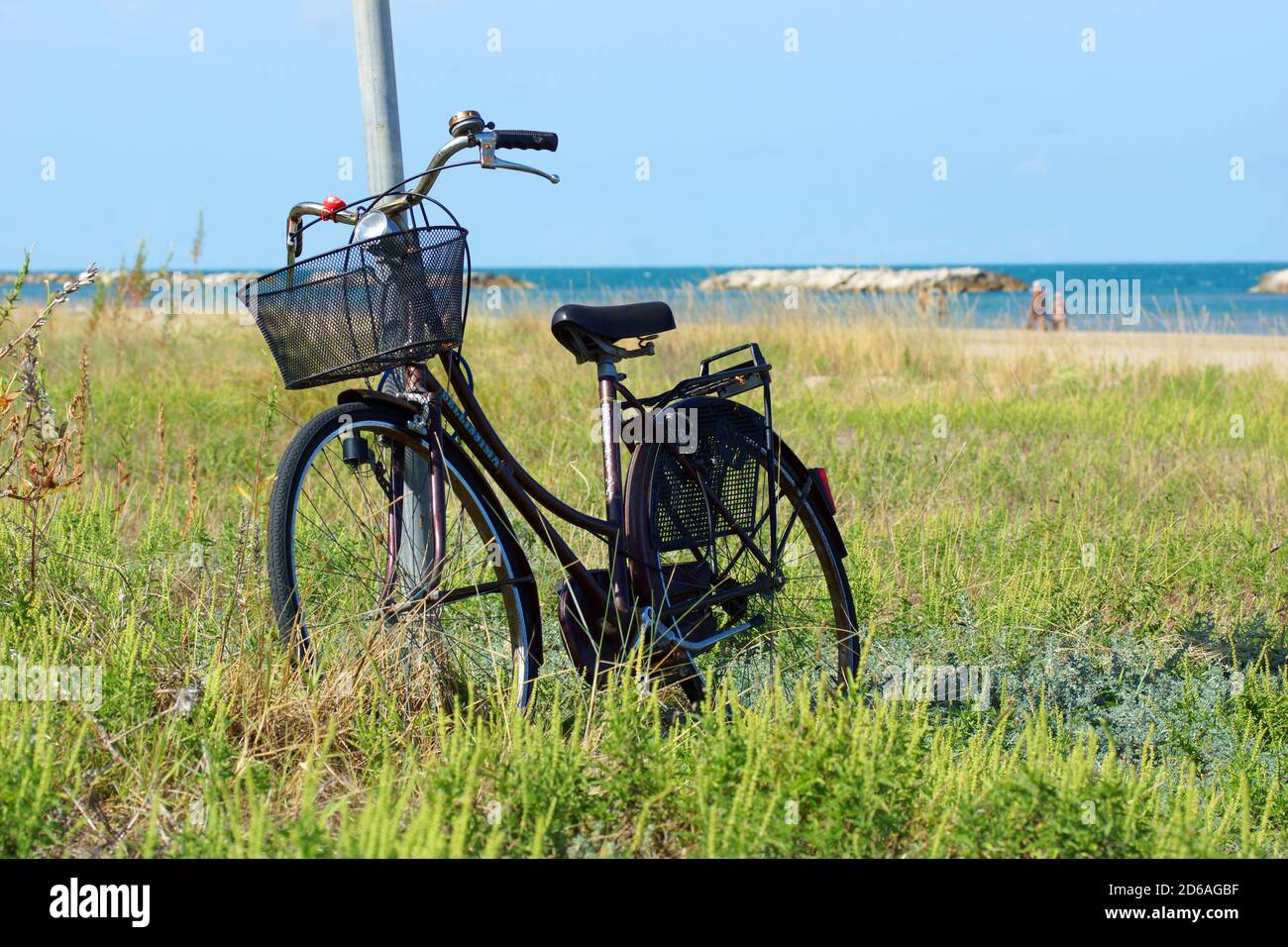 La bicicletta si trova vicino alla spiaggia di Pesaro. Europa, Italia, Marche, Pesaro. Foto Stock