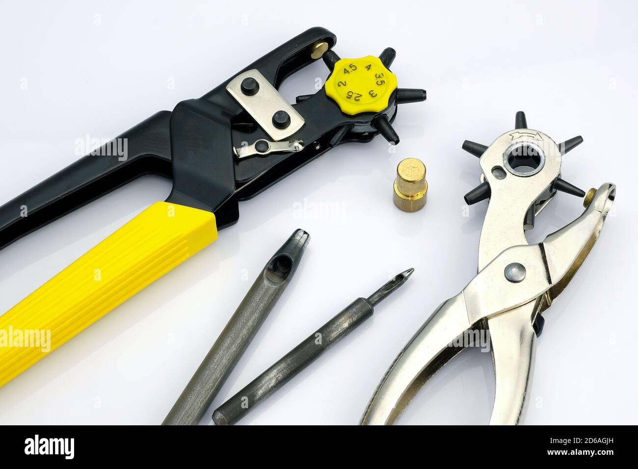Punzonatrici in metallo con attacchi sostituibili. Dispositivo per la realizzazione di fori in pelle e tessuto. Nel settore della cucitura vengono utilizzati utensili manuali speciali. Foto Stock