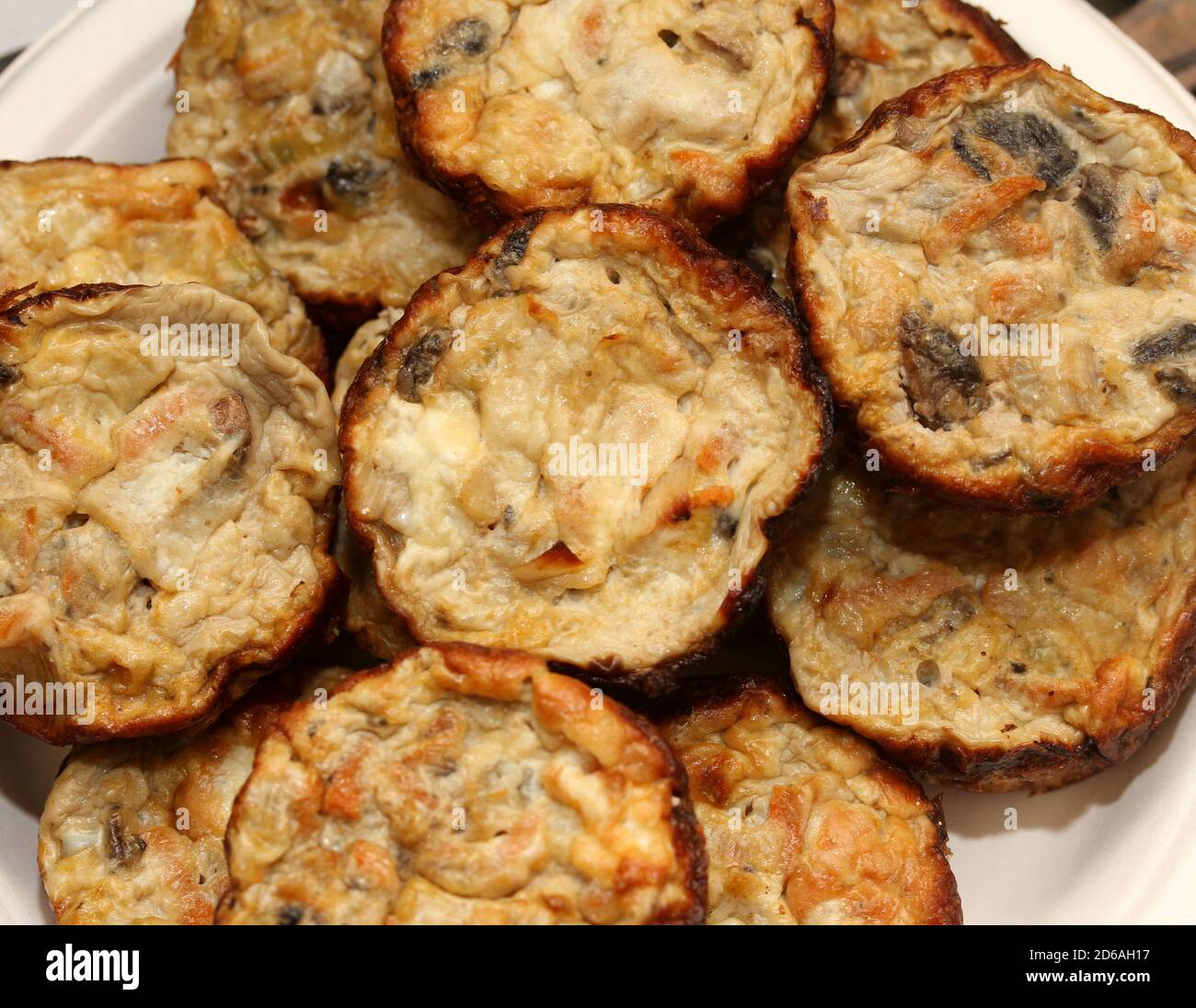 Muffin alle uova, verdure ripieni e formaggio su un piatto Foto Stock