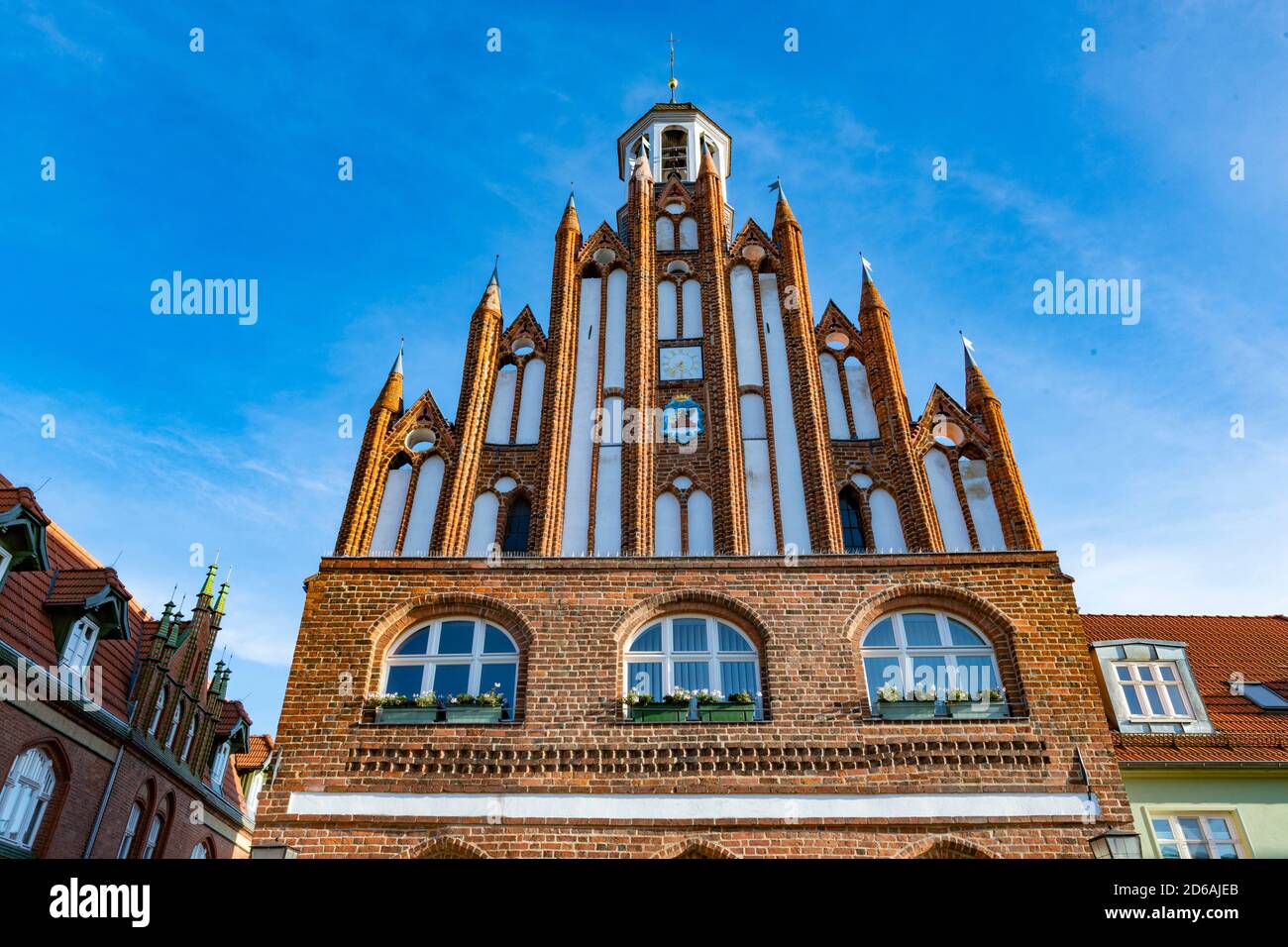 Germania, Grimmen. Il municipio medievale in mattoni è sulla più bella del suo genere Foto Stock