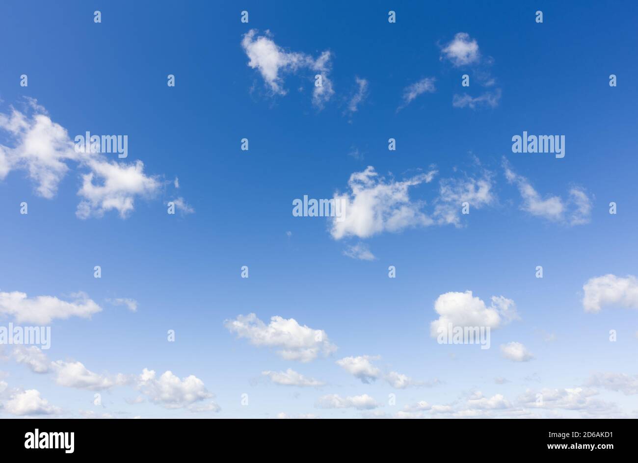 Cielo azzurro chiaro e nuvole bianche. Foto Stock
