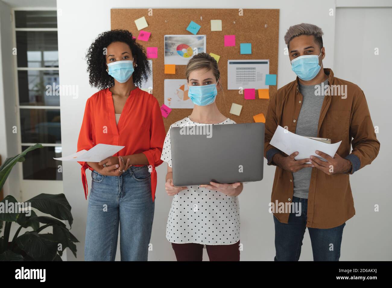 Ritratto dei colleghi che indossano maschere in ufficio Foto Stock