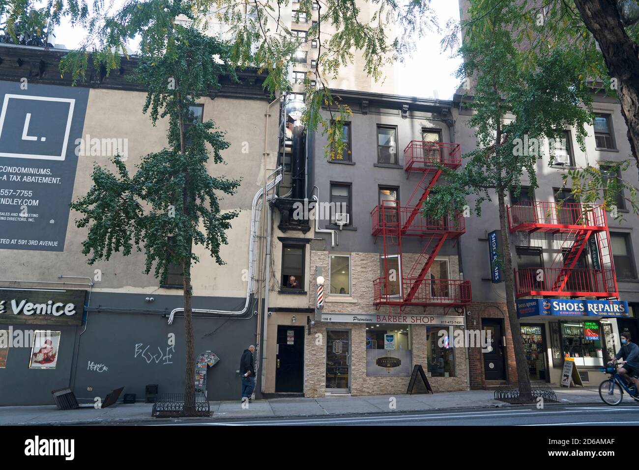 East 39th Street nel centro di Manhattan New York City, è, in parte, una strada senza pretese con piccole imprese e appartamenti modesti. Foto Stock