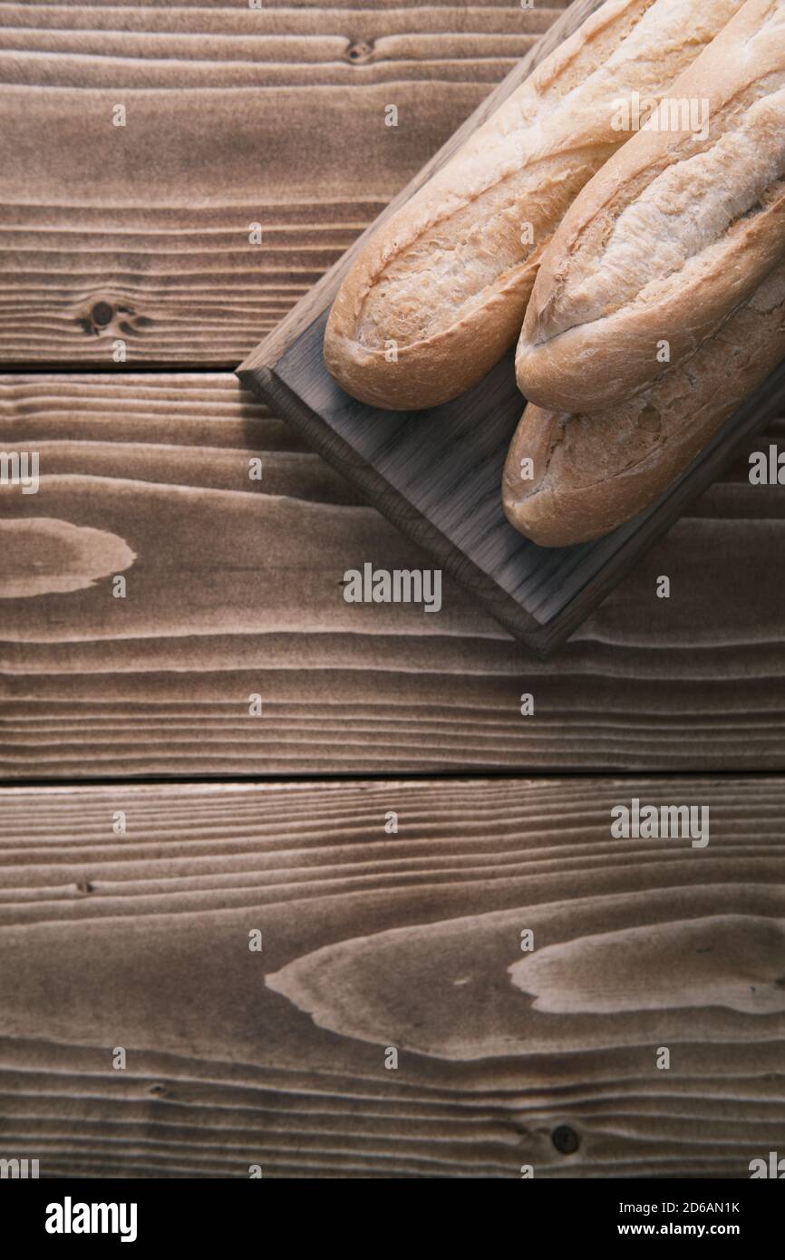 Baguette francese fresca su tavola di legno. Pronto a mangiare Foto Stock