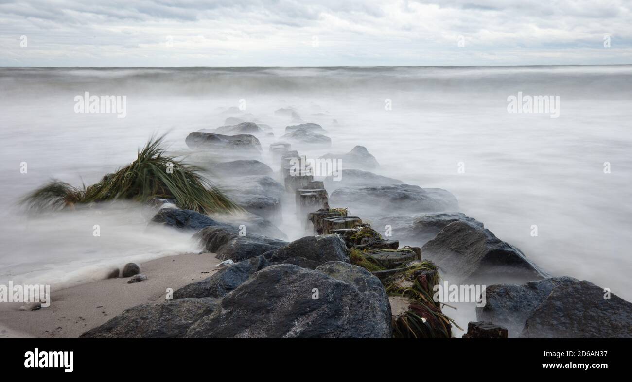 Hohwacht, Germania. 14 ottobre 2020. Paese e la gente del firo 14.10.2020 picco di tempesta del Mar Baltico Gisela Hohwacht, bollard, sono stati allagati, esposizione lunga, mare, tempo Schleswig Holstein | uso nel mondo Credit: dpa/Alamy Live News Foto Stock