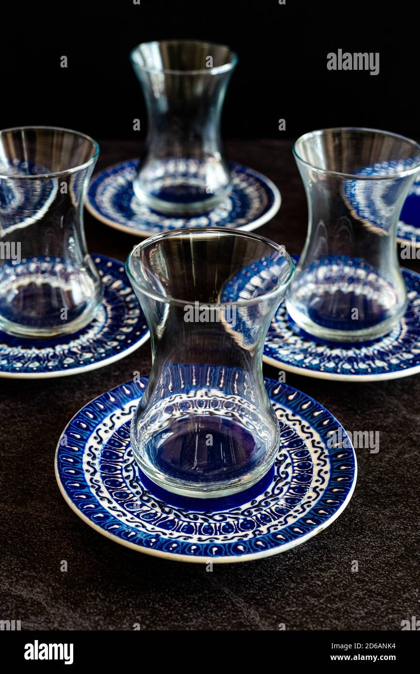Tazze da tè turche in ceramica fatte a mano / bicchieri con modello  tradizionale e artigianale / artigianale. Pronto all'uso Foto stock - Alamy