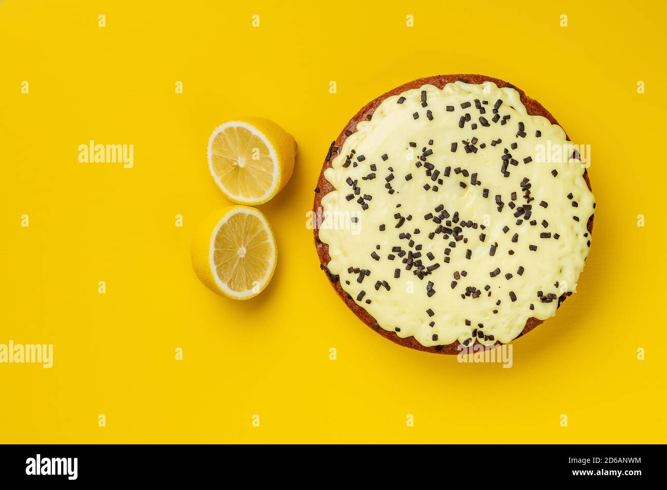 Dolce torta al limone con frutta al limone su sfondo giallo. Vista dall'alto. Foto Stock