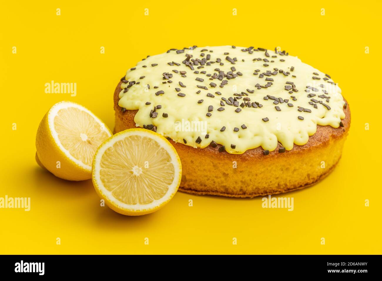 Dolce torta al limone con frutta al limone su sfondo giallo. Foto Stock