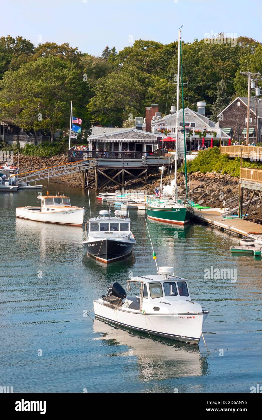 Pesca, tempo libero e barche a vela ancorate a Perkins Cove, Ogunquit, Maine. Foto Stock