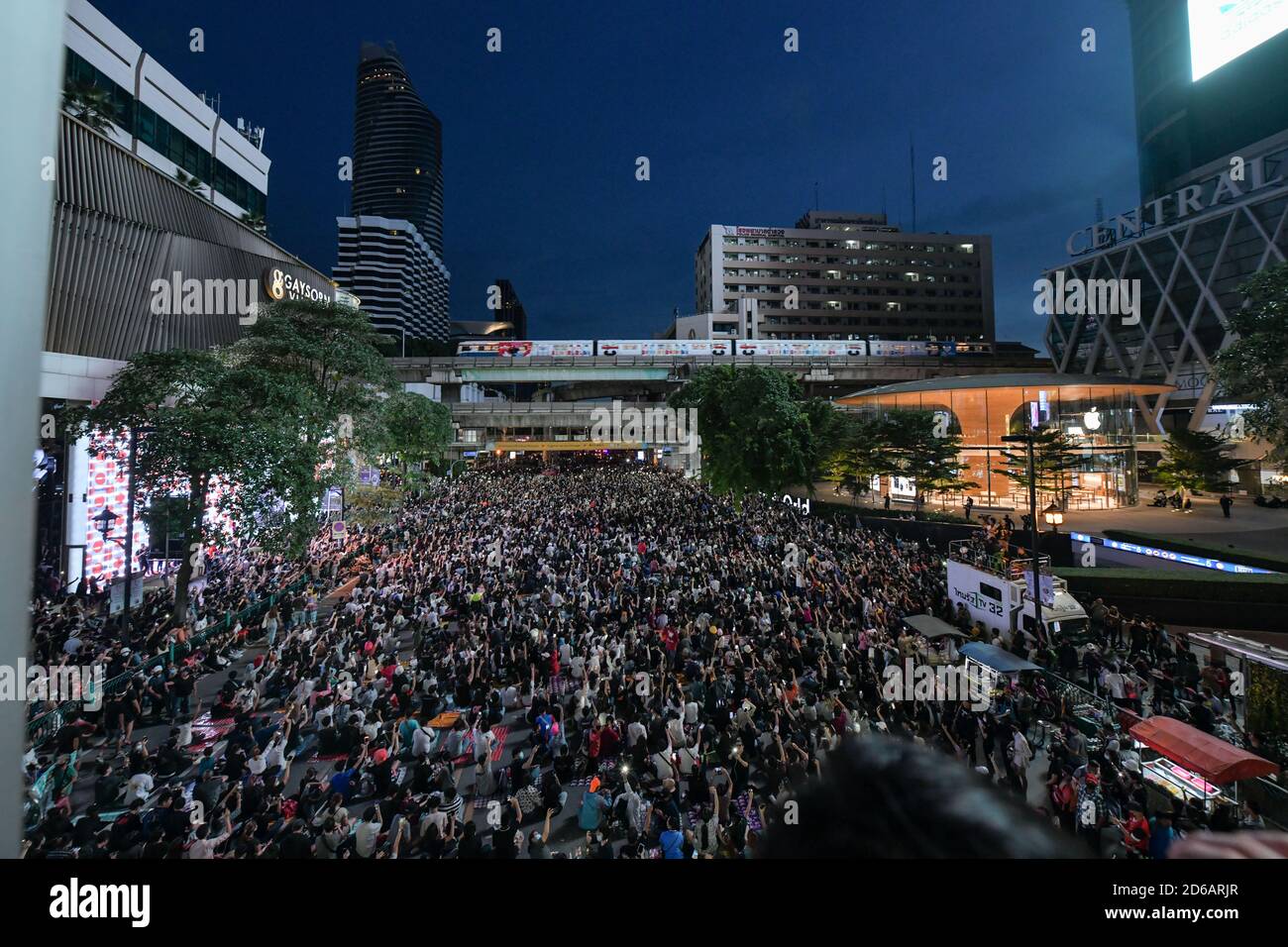 I manifestanti pro-democrazia occupano una strada principale mentre si riuniscono a un bivio durante la dimostrazione. Migliaia di manifestanti thailandesi anti-governativi hanno occupato la strada principale a Bangkok chiedendo le dimissioni della Thailandia? Primo ministro, Prayuth Chan-ocha, e le riforme per la monarchia. Foto Stock