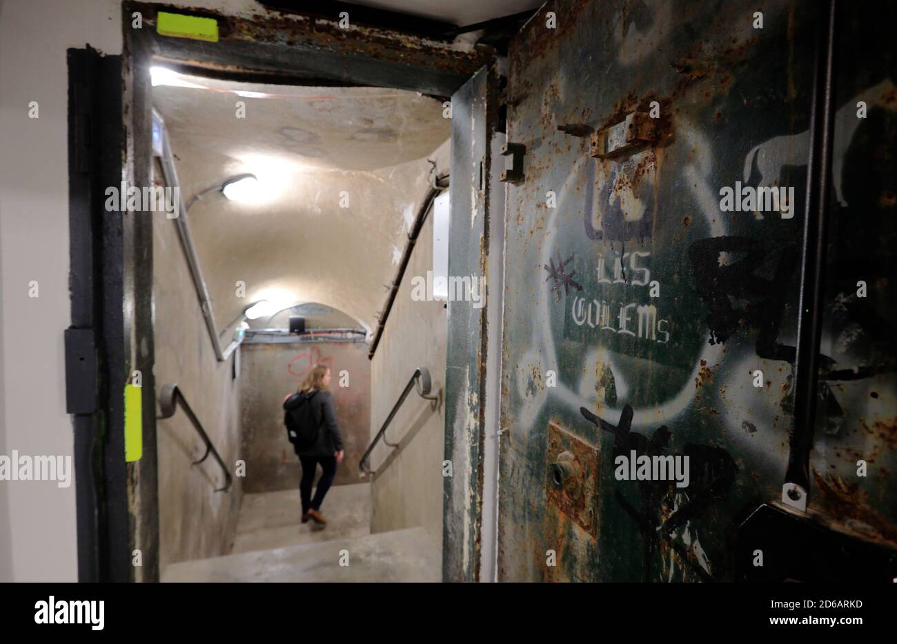 Porta in metallo a prova di proiettile a tenuta di gas del bunker sotterraneo Del colonnello Rol-Tanguy dei combattenti francesi di resistenza sotto Musée de la Libération de Paris,Paris.France Foto Stock
