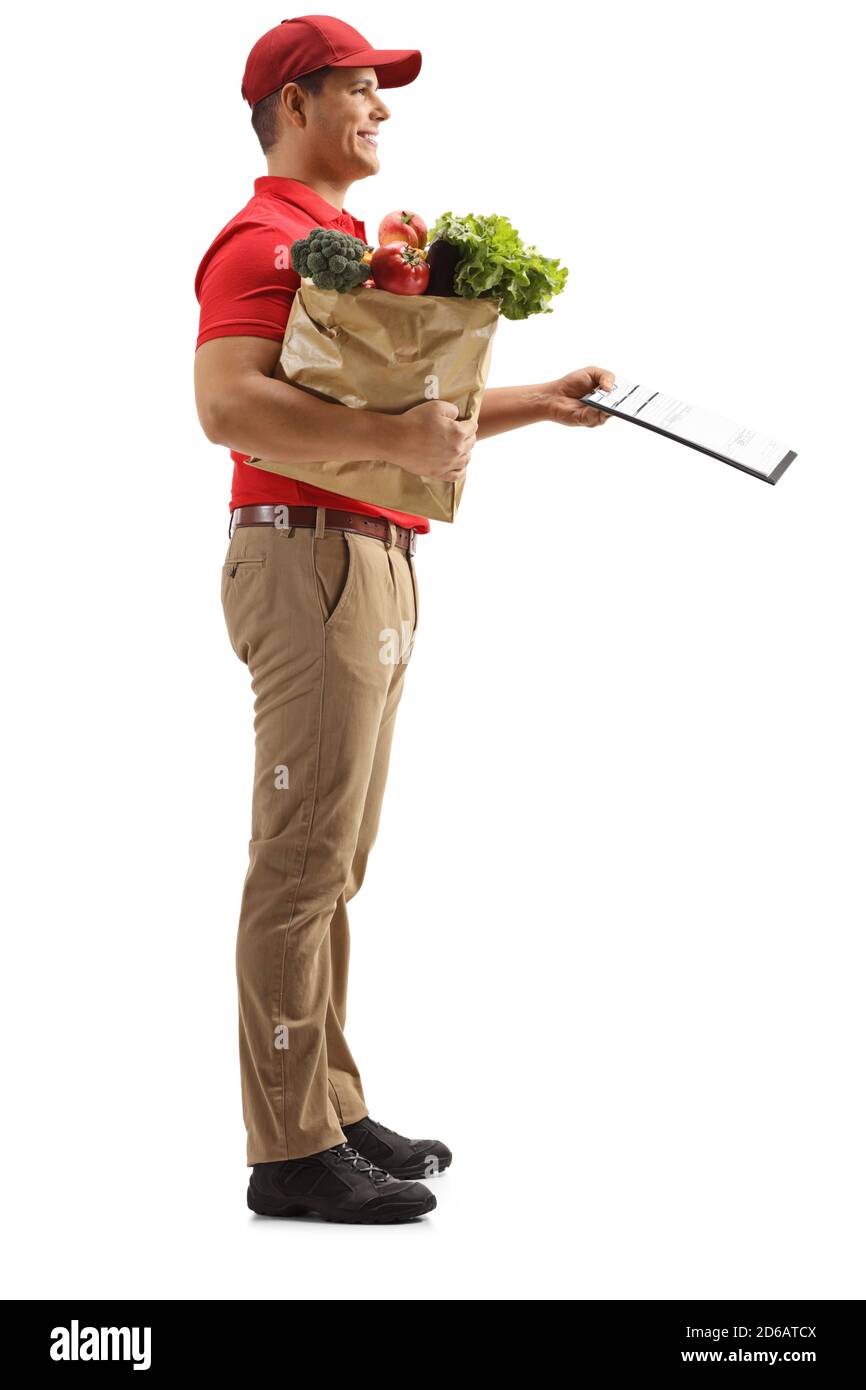 Foto di profilo a lunghezza intera di un uomo che consegna generi alimentari e. tenere una clipboard isolata su sfondo bianco Foto Stock