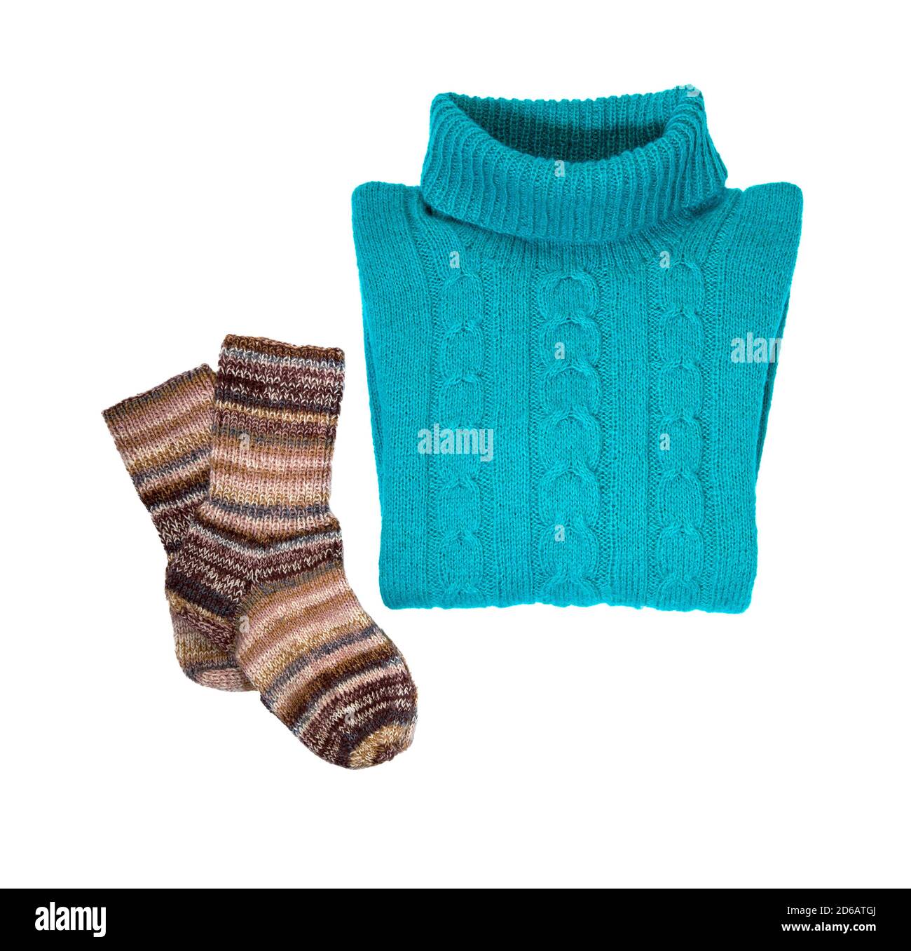 Pullover in maglia calda blu con motivo e calzini. Isolare su bianco. Abiti caldi invernali. Foto Stock