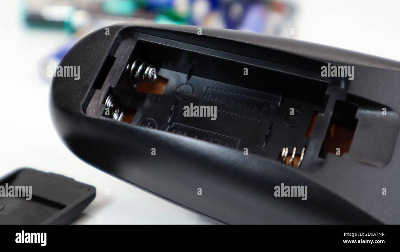 Telecomando con batterie alcaline AAA e AA monouso sparse. Sostituzione della  batteria, parti di ricambio. Un vano batteria vuoto del telecomando c Foto  stock - Alamy