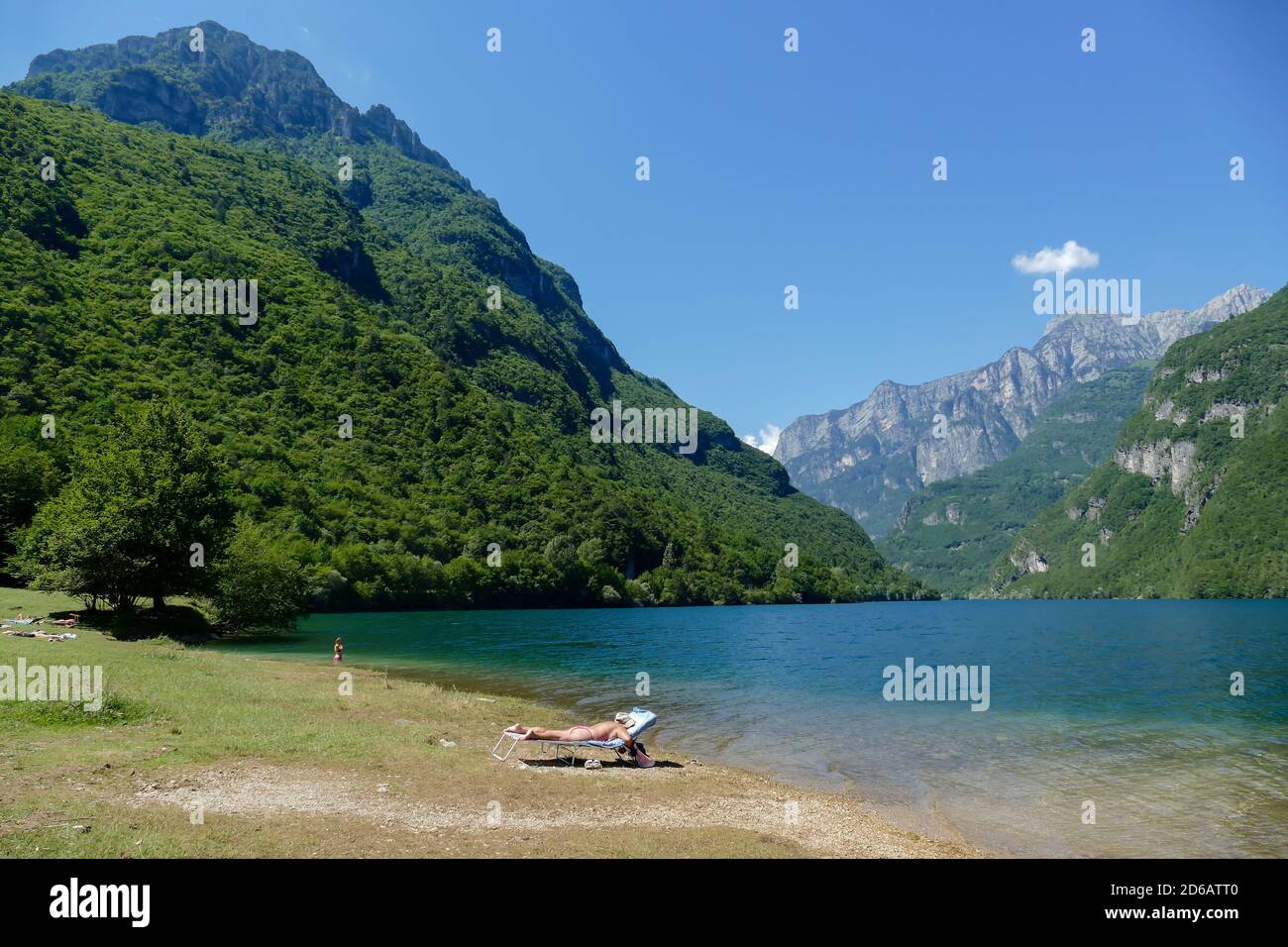 Vista del lago di Molveno in Trentino Foto Stock