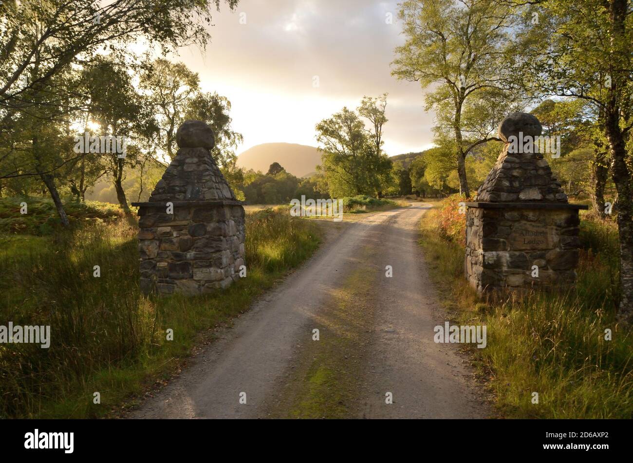 Il cancello si trova all'entrata della Riserva Naturale di Allerdale, una tenuta di campagna nelle Highlands scozzesi, Regno Unito. Foto Stock