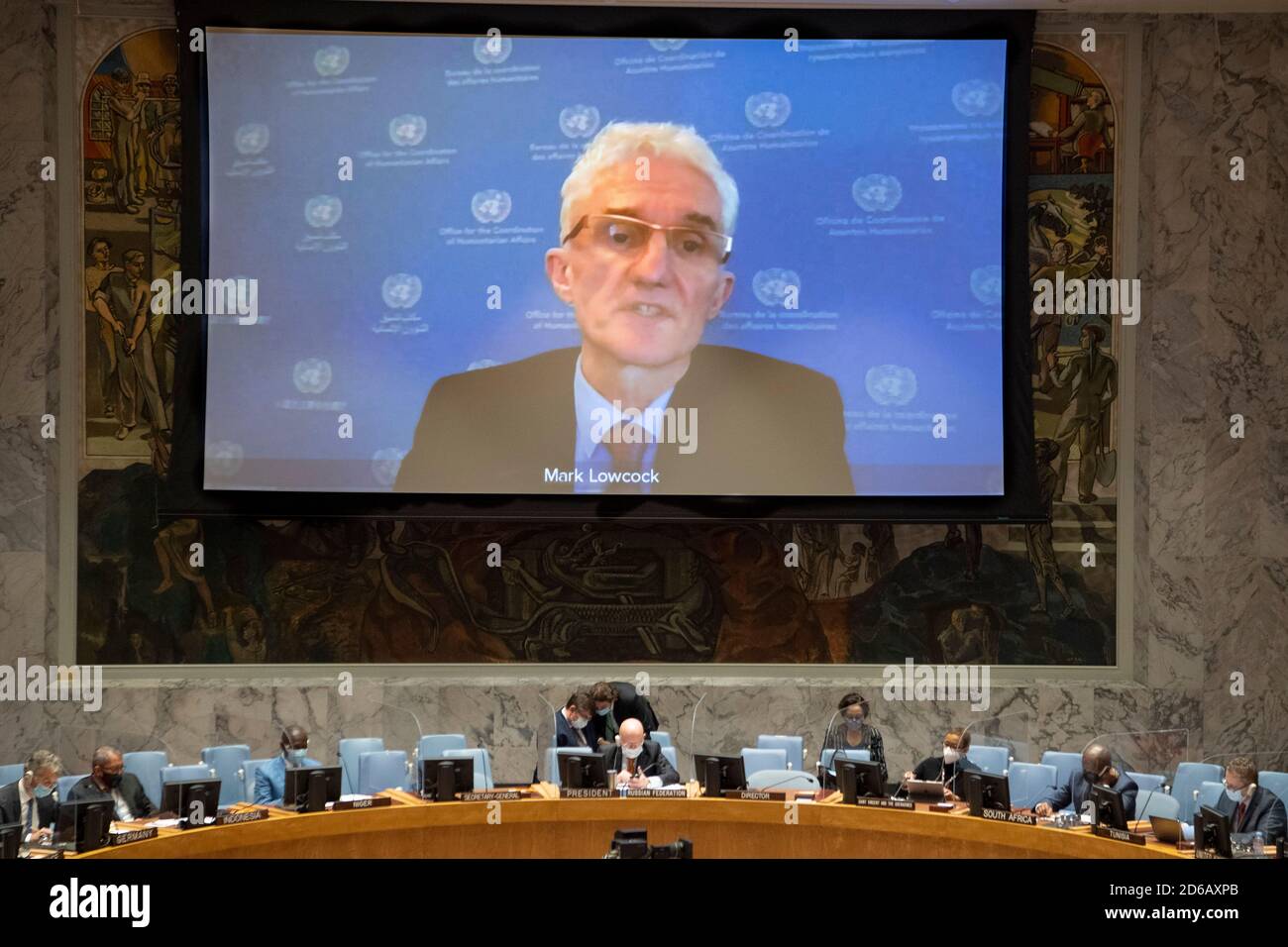 (201015) -- NAZIONI UNITE, 15 ottobre 2020 (Xinhua) -- il Sottosegretario Generale delle Nazioni Unite per gli Affari umanitari e il Coordinatore per gli aiuti d'emergenza Mark Lowcock (sullo schermo) fornisce una descrizione della riunione del Consiglio di sicurezza sulla situazione nello Yemen presso la sede delle Nazioni Unite a New York, 15 ottobre 2020. Mark Lowcock giovedì ha detto al Consiglio di sicurezza delle Nazioni Unite che la carenza di finanziamenti per il piano di risposta umanitaria dello Yemen implica che più programmi chiave rischiano di essere arrestati. Credit: Xinhua/Alamy Live News Credit: Xinhua/Alamy Live News Foto Stock