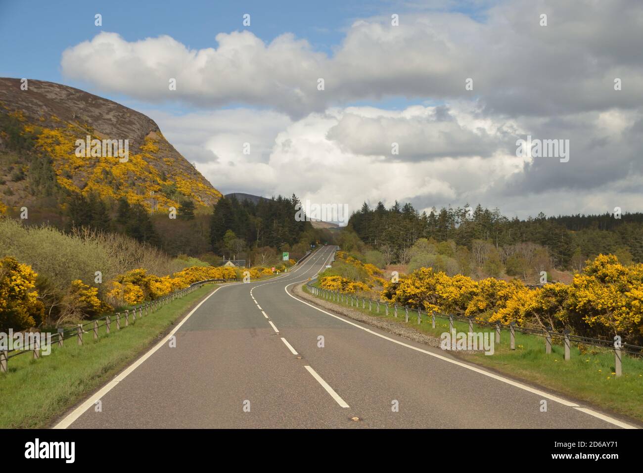 La strada principale A9, solitamente trafficata, vicino a Golspie, Scozia, durante il periodo di chiusura della covid-19, maggio 2020. Parte del percorso turistico della costa settentrionale 500. Foto Stock