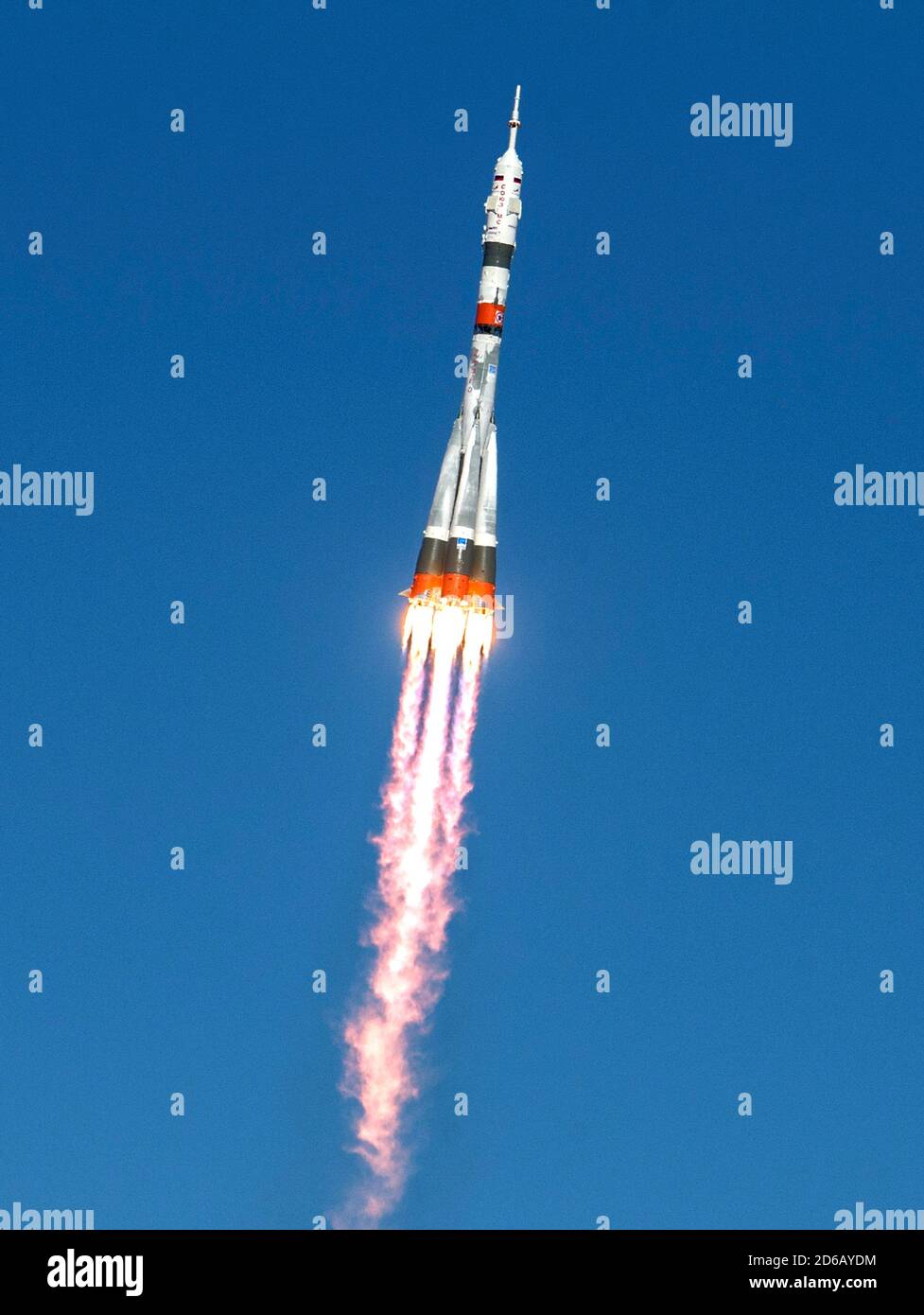 La Soyuz russa, Stati Uniti. , . a Baikonur, Kazakistan. Spedizione internazionale della stazione spaziale 64 membri dell'equipaggio Sergey Ryzhikov e Sergey Kud-Sverchkov di Roscosmos e dell'astronauta della NASA Kate Rubins iniziano una missione di sei mesi alla Stazione spaziale Internazionale. Credit: Planetpix/Alamy Live News Foto Stock