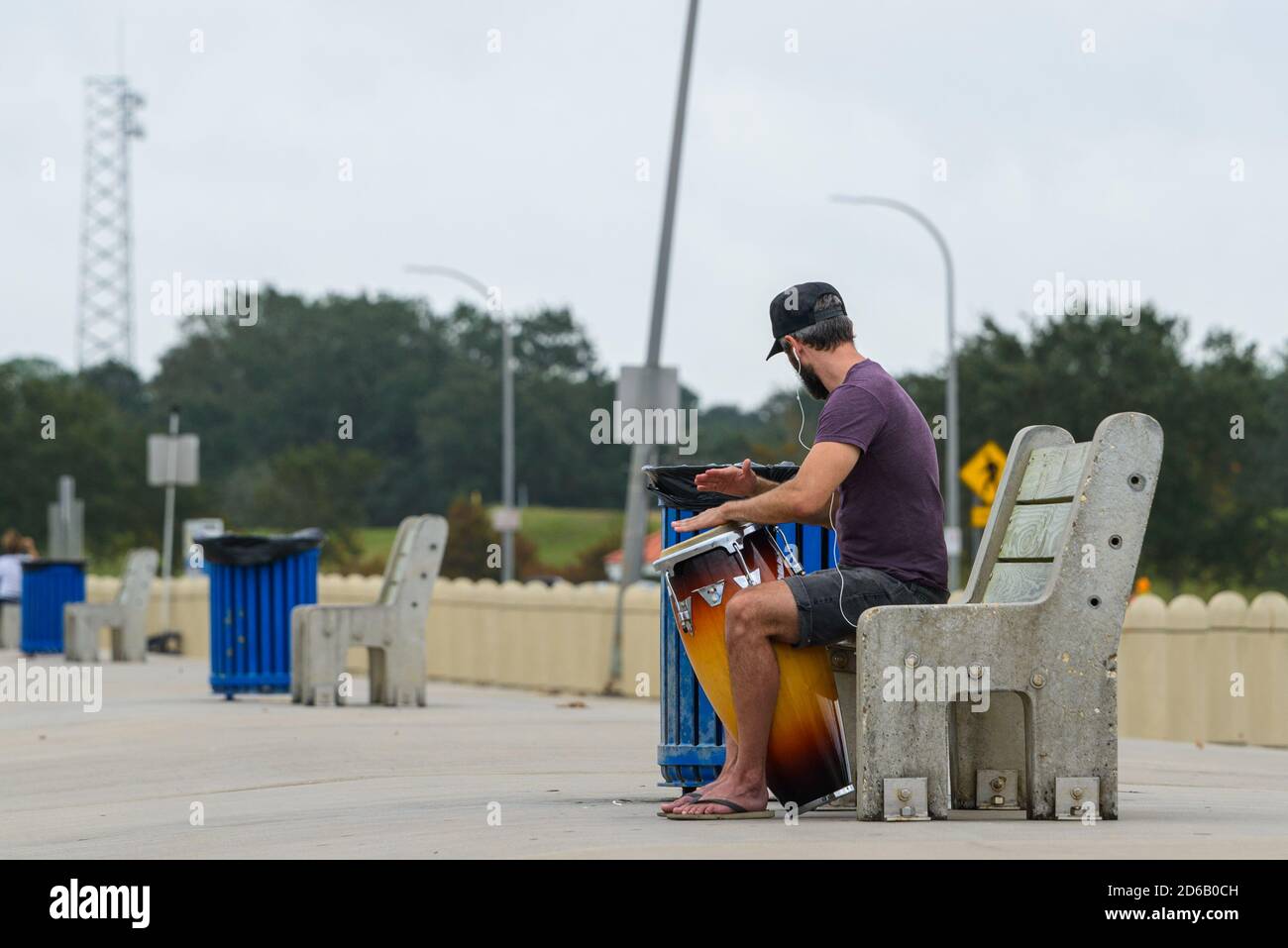 New Orleans, Louisiana/USA - 10/9/2020: Uomo che gioca a batteria conga sul Lakefront Foto Stock