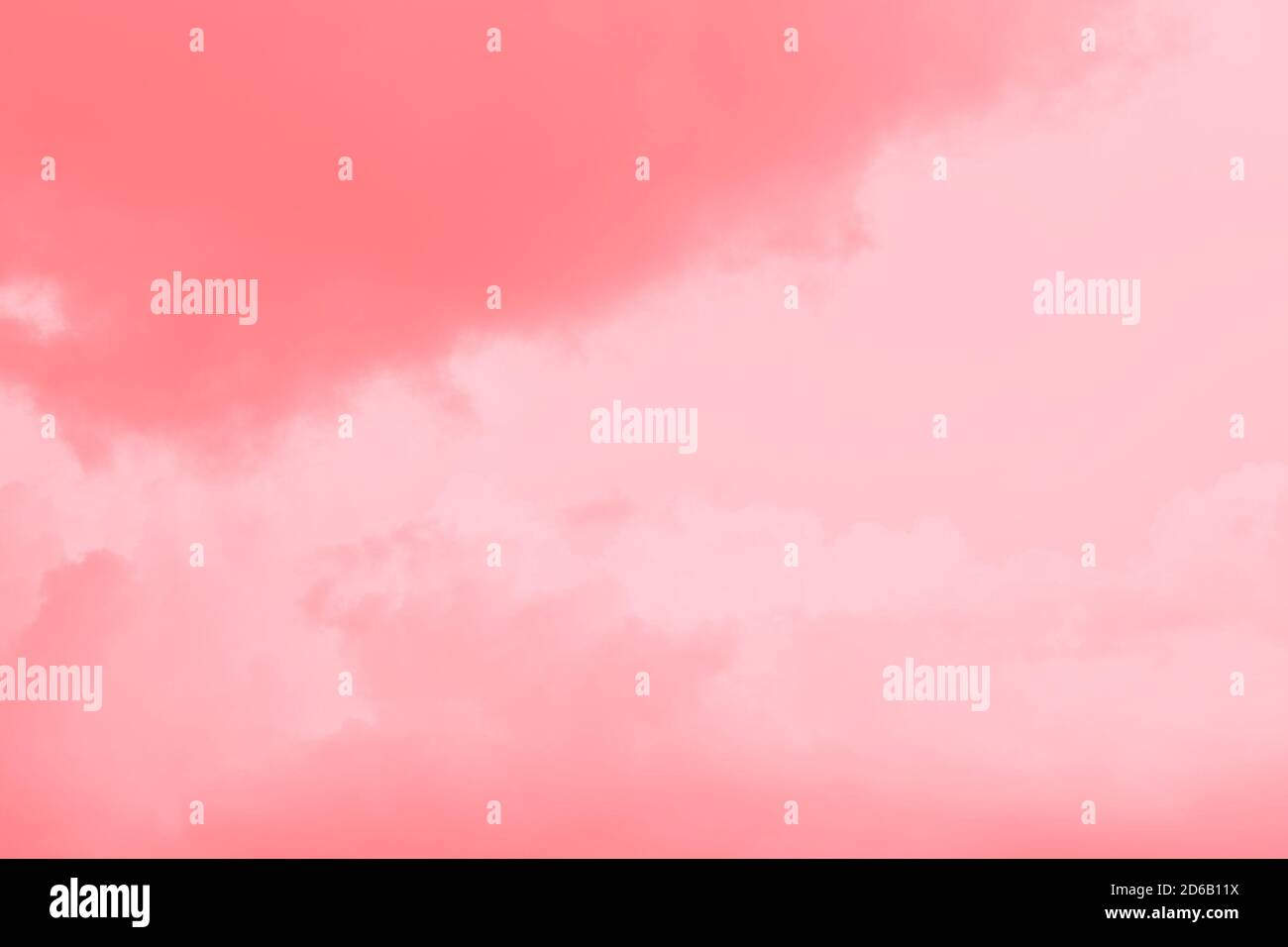 Astratto pastello rosa corallo colore cielo sfondo con nuvole Foto Stock