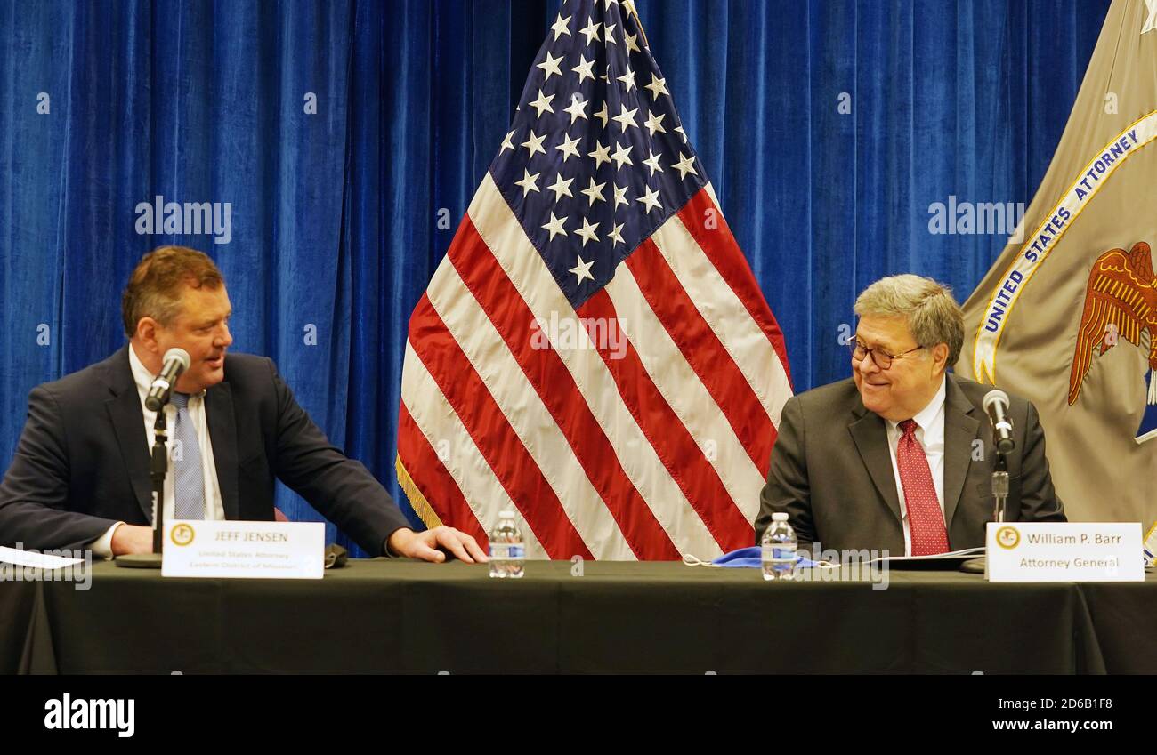 St. Louis, Stati Uniti. 15 Ott 2020. Il procuratore generale degli Stati Uniti William Barr (R) ringrazia Jeff Jensen, procuratore degli Stati Uniti per il Tribunale distrettuale degli Stati Uniti per il distretto orientale del Missouri, prima di fare le sue osservazioni, con funzionari dell'applicazione della legge per una tavola rotonda al tribunale di Thomas Eagleton Ferderal a St. Louis giovedì 15 ottobre, 2020. Barr si trovava a St. Louis, visitando nove città degli Stati Uniti come parte dell'operazione Legend, dove quasi 1000 agenti federali stanno assistendo le città con i loro problemi di criminalità. Photo by Bill Greenblatt/UPI Credit: UPI/Alamy Live News Foto Stock