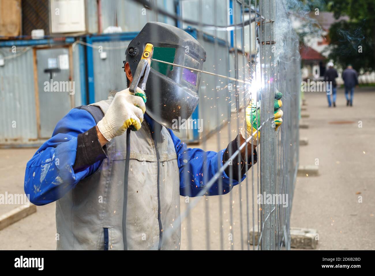 Saldatore funzionante cuoce strutture metalliche. Il processo di saldatura dei prodotti metallici Foto Stock