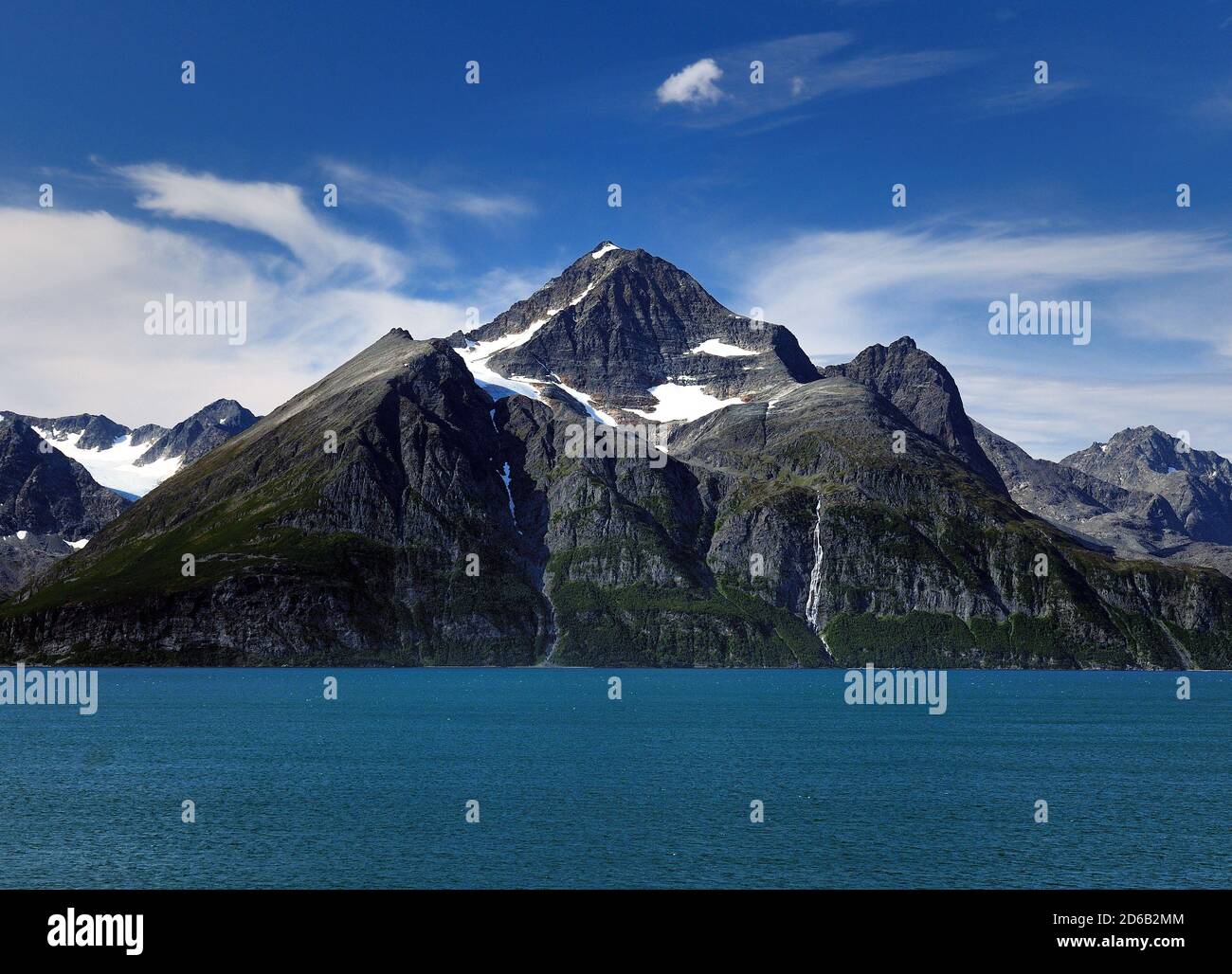 Vista sul ghiacciaio coperto Lyngen Alps Mountains a Lyngenfjord In una giornata estiva soleggiato con un cielo azzurro E alcune nuvole Foto Stock