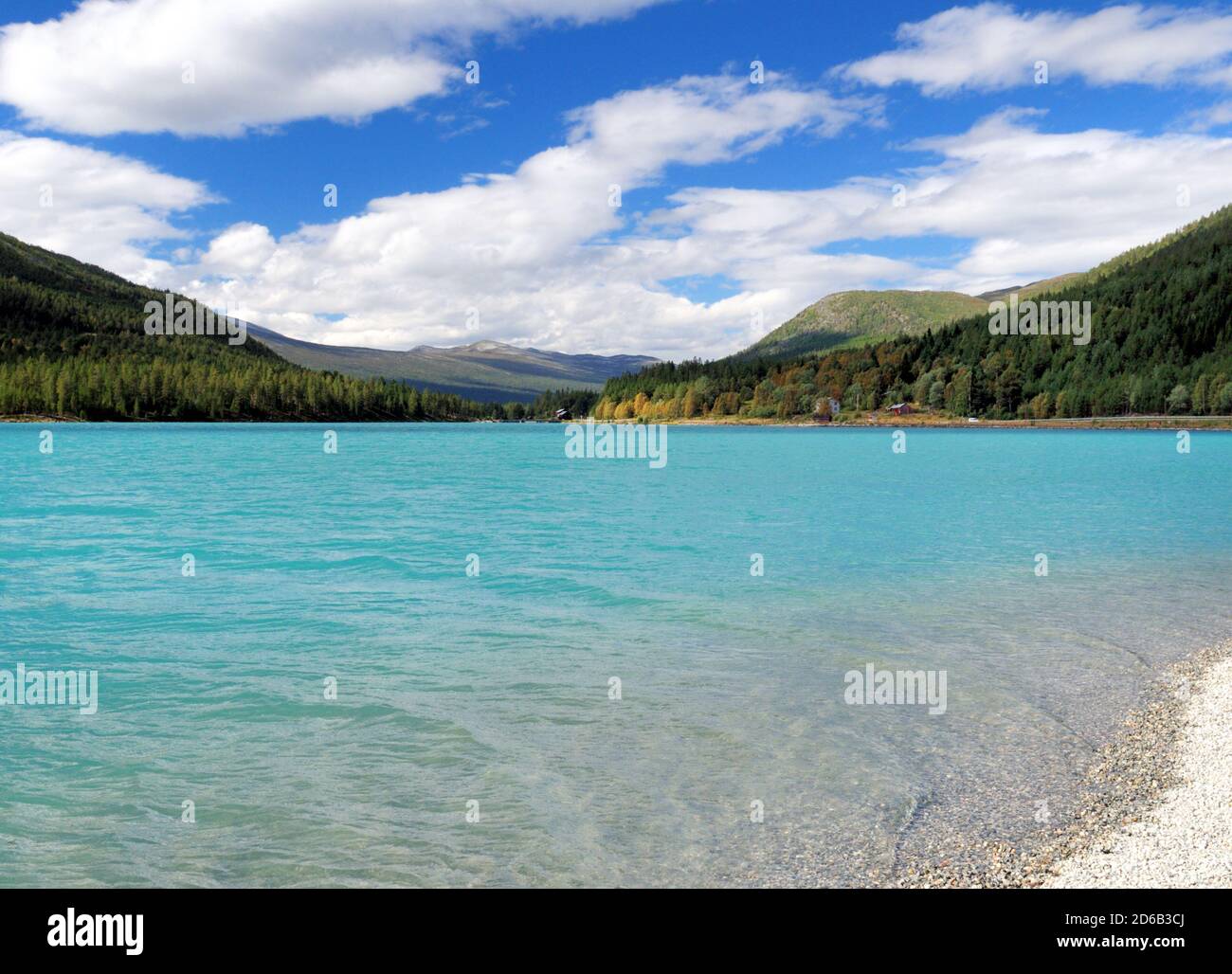 Bellissima acqua turchese del lago Heggjebottvatnet con Monte Honnsrove in Lo sfondo DI UN giorno estivo soleggiato con un chiaro Cielo blu e alcune nuvole Foto Stock