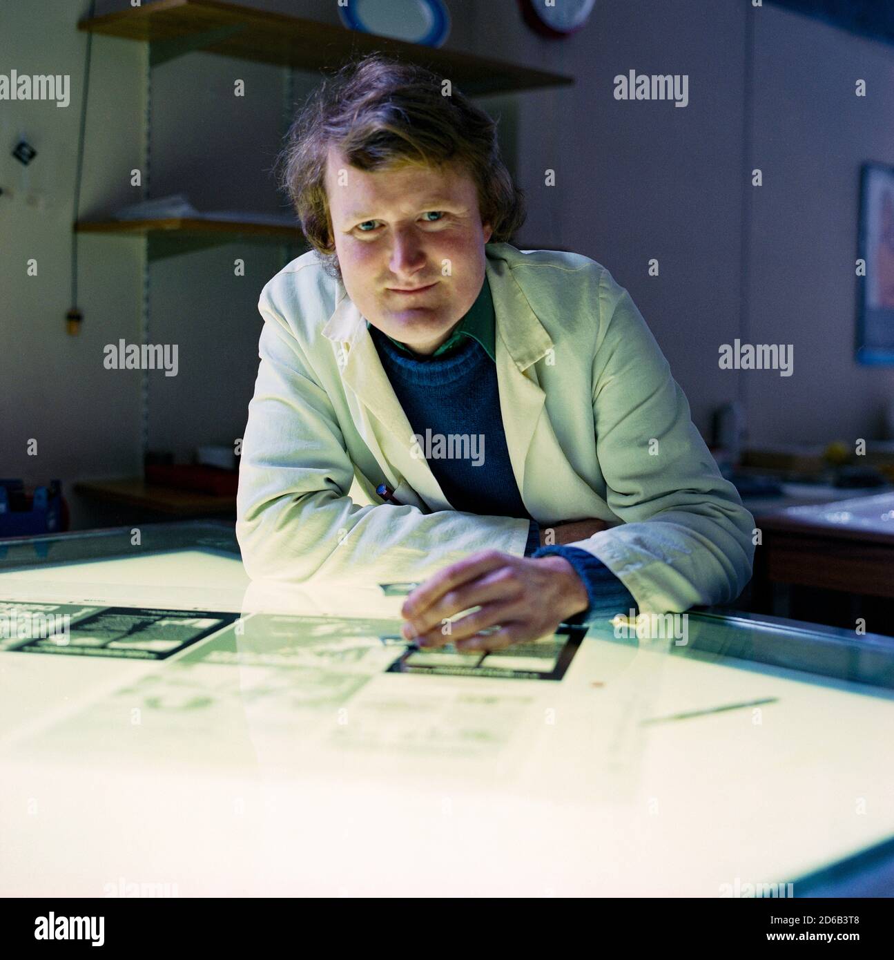 Uomo che fa ritocco di foto Foto Stock