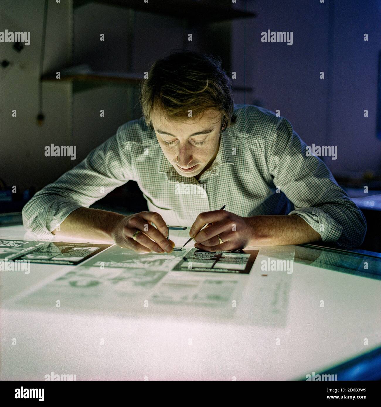 Uomo che fa ritocco di foto Foto Stock