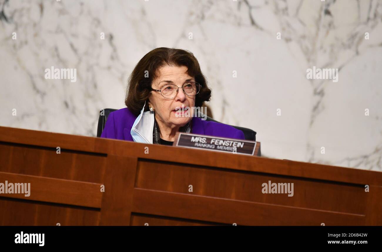 Senatrice degli Stati Uniti Dianne Feinstein (Democratica della California), membro della classifica, Comitato giudiziario del Senato degli Stati Uniti durante il Comitato giudiziario del Senato sulla nomina di Amy Coney Barrett a giustizia associata della Corte Suprema degli Stati Uniti nell'edificio del Senato di Hart a Capitol Hill a Washington, DC il 15 ottobre 2020. Credito: Mandel Ngan/Pool via CNP /MediaPunch Foto Stock