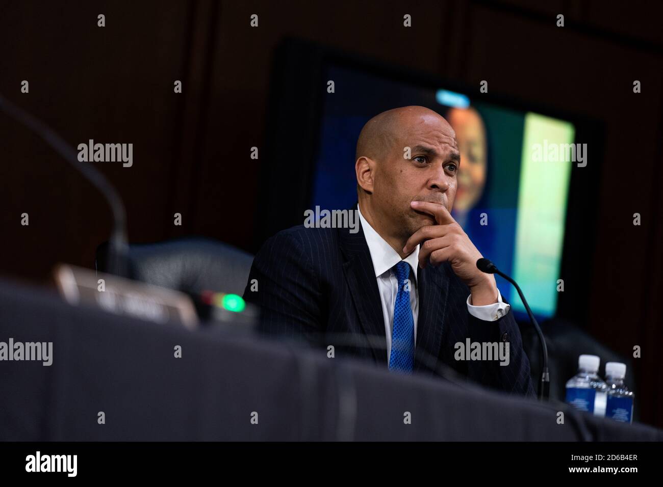 Il senatore degli Stati Uniti Cory Booker (democratico del New Jersey) parla durante il quarto giorno dell'audizione di conferma per il giudice Amy Coney Barrett, candidato del presidente degli Stati Uniti Donald Trump alla Corte Suprema, nell'edificio degli uffici del Senato di Hart a Washington DC, il 15 ottobre 2020. Credit: Anna Moneymaker/Pool via CNP /MediaPunch Foto Stock