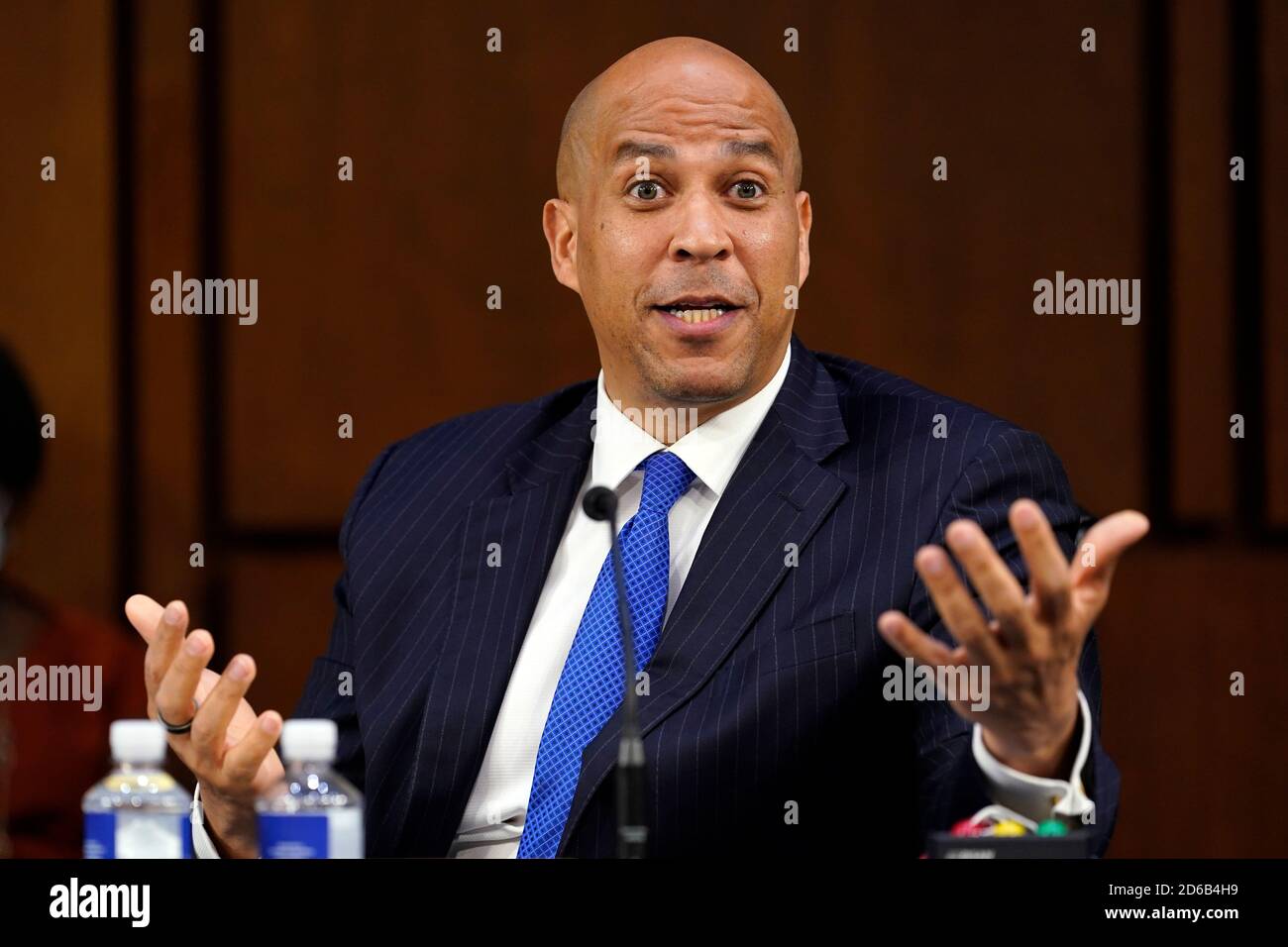 Il senatore degli Stati Uniti Cory Booker (democratico del New Jersey), parla durante l'audizione di conferma del Comitato giudiziario del Senato per il candidato della Corte Suprema Amy Coney Barrett, giovedì 15 ottobre 2020, su Capitol Hill a Washington. Credit: Susan Walsh/Pool via CNP /MediaPunch Foto Stock