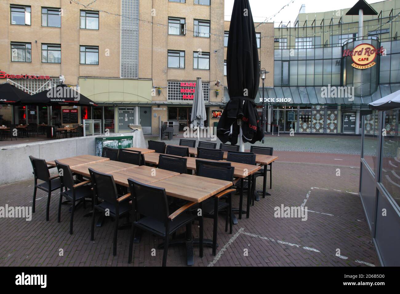 Una vista generale sulla terrazza con bar, caffè e ristoranti chiusi in mezzo alla pandemia di Coronavirus il 14 ottobre 2020 ad Amsterdam, Paesi Bassi. Th Foto Stock