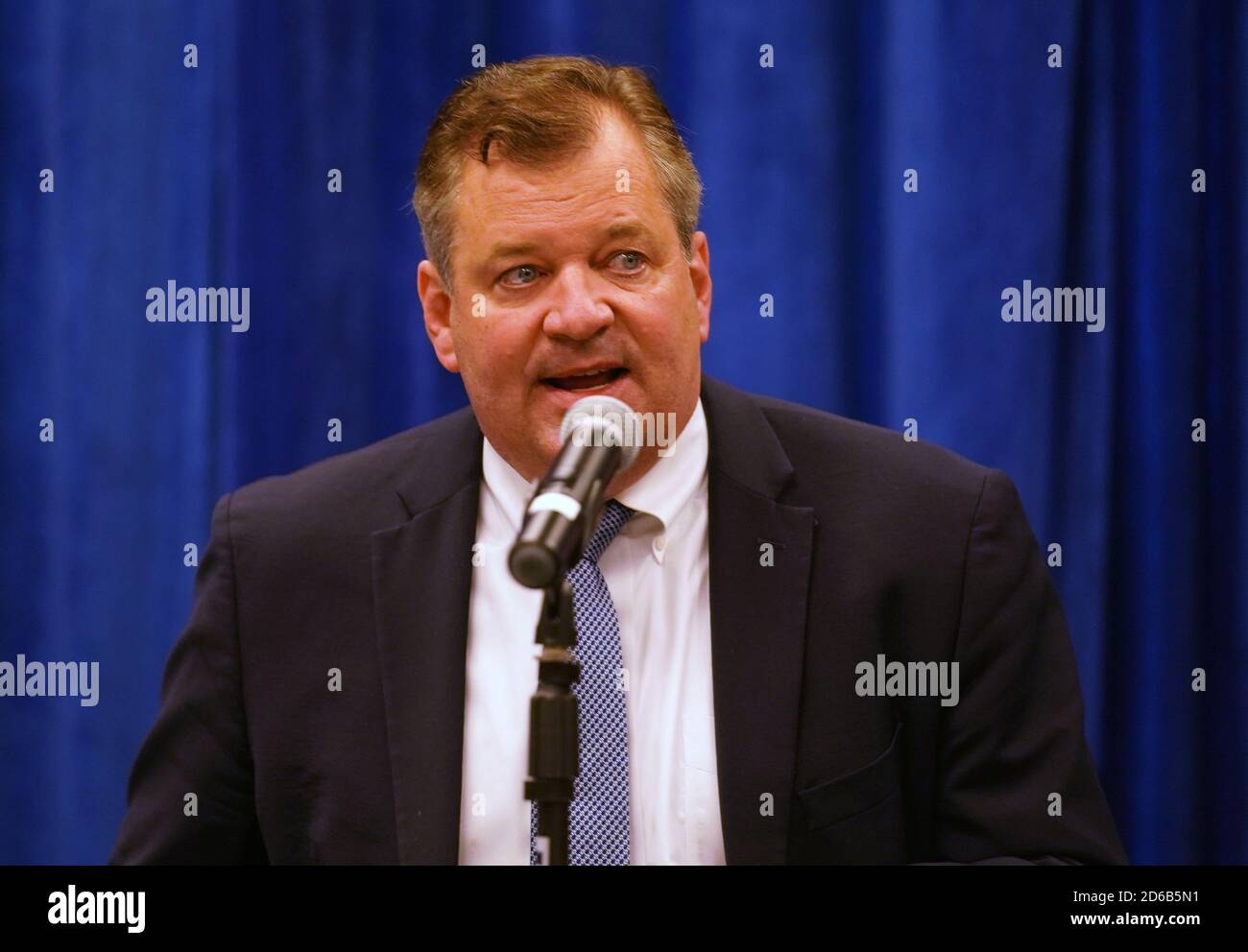 St. Louis, Stati Uniti. 15 Ott 2020. Jeff Jensen, avvocato degli Stati Uniti per il Tribunale distrettuale degli Stati Uniti per il distretto orientale del Missouri, presenta il procuratore generale degli Stati Uniti William Barr per una tavola rotonda con i funzionari delle forze dell'ordine presso il tribunale di Thomas Eagleton Ferderal a St. Louis giovedì 15 ottobre 2020. Barr si trovava a St. Louis, visitando nove città degli Stati Uniti come parte dell'operazione Legend, dove quasi 1000 agenti federali stanno assistendo le città con i loro problemi di criminalità. Photo by Bill Greenblatt/UPI Credit: UPI/Alamy Live News Foto Stock