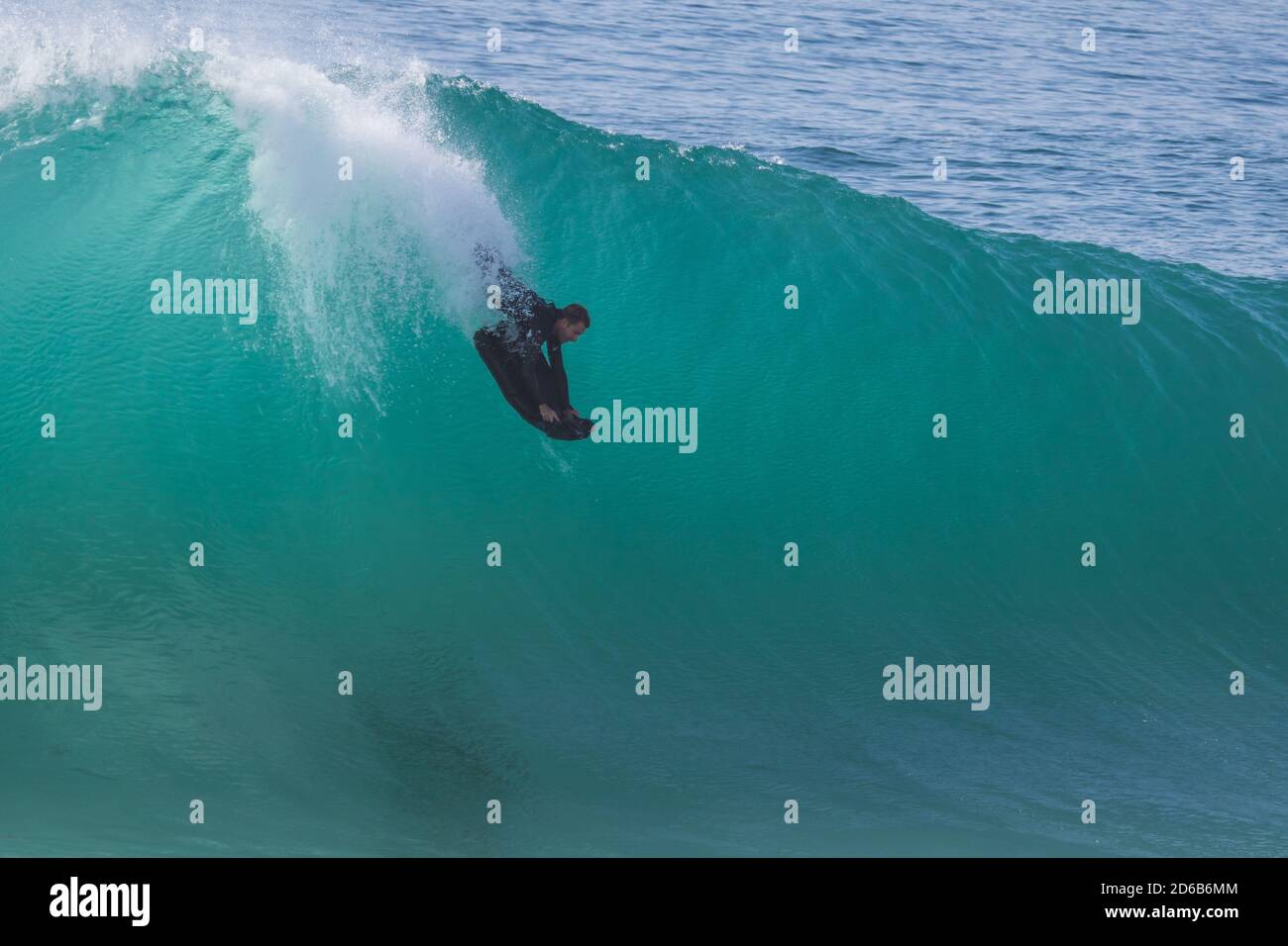 Mat Surfer cavalcare un'onda nel famoso spot da surf The Wedge, Newport Beach California USA Foto Stock
