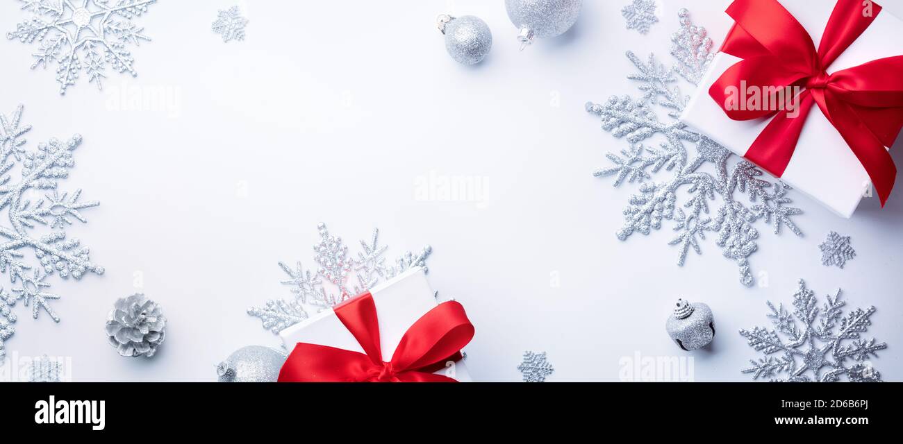 Scatole regalo bianche e fiocco di neve per la decorazione di festa Foto Stock