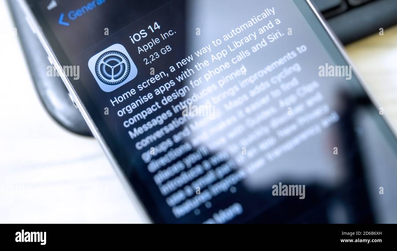 Vienna Austria Settembre.19 2020: Primo piano iPhone se Screen Operation software update iOS to 14 version, iphone developed by Apple Inc Foto Stock