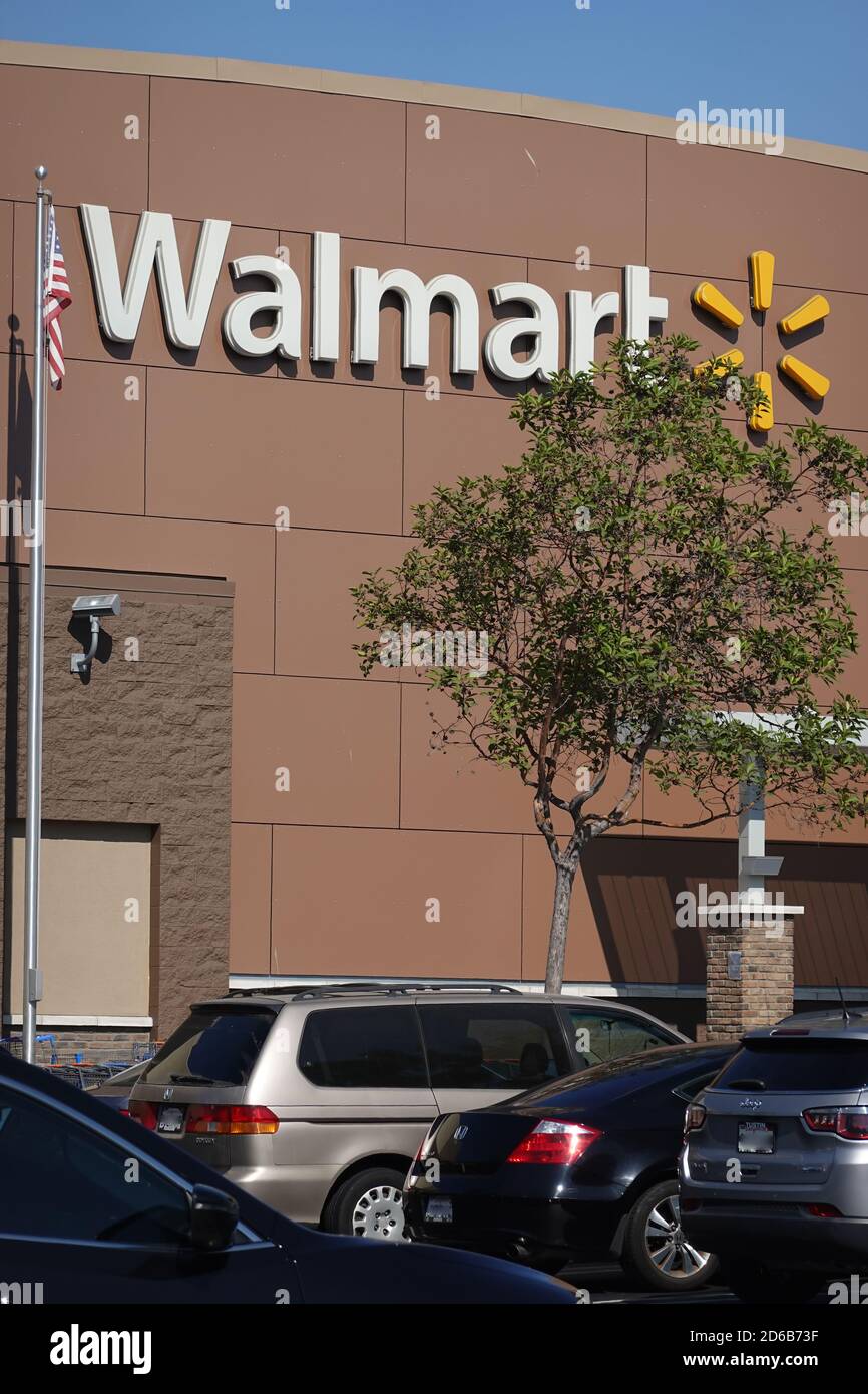 Vetrina Walmart, segno e logo presi dal parcheggio dei negozi Foto Stock