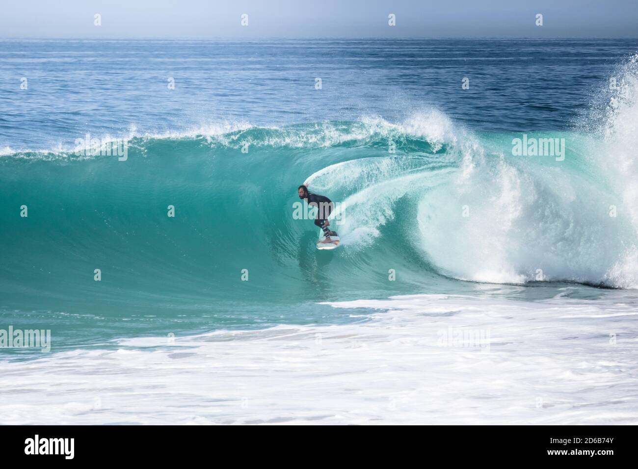 Surfista cavalcando un'onda al famoso punto di surf The Wedge, Newport Beach California USA Foto Stock