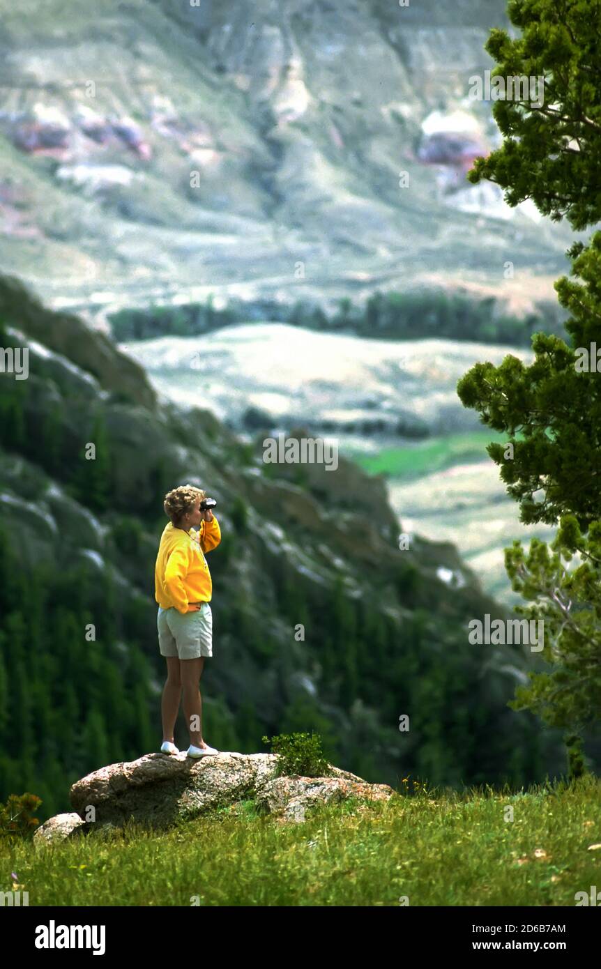 Donne turistiche Veivs Big Horn National Forest attraverso binocoli - Wyoming Foto Stock