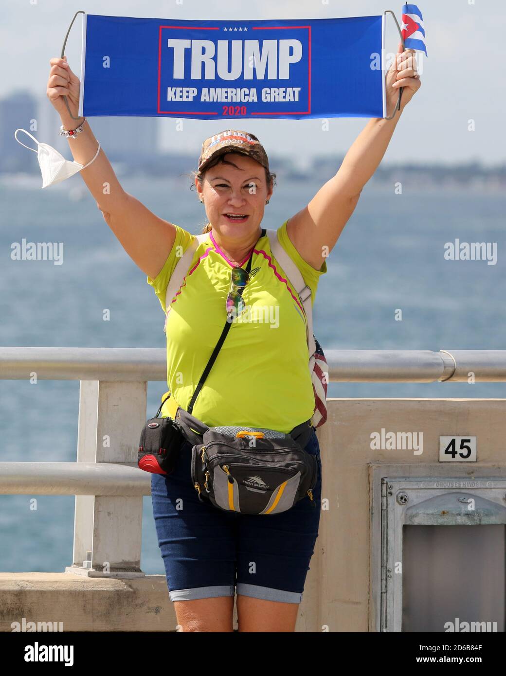 Miami, Stati Uniti d'America. 15 Ott 2020. MIAMI, FL - OTTOBRE 15: Centinaia e centinaia di barche si sono esibite per una massiccia dimostrazione di sostegno anche sotto la pioggia battente, mentre il figlio PresidentÕs Eric Trump e la moglie Lara hanno guidato un raduno flotilla pro-Trump a Miami, Florida, il 15 ottobre, 2020 appena 19 giorni prima delle elezioni l'affluenza alle urne è stata massiccia ed è stata sotto la pioggia battente: Trump Supporters Credit: Storms Media Group/Alamy Live News Foto Stock