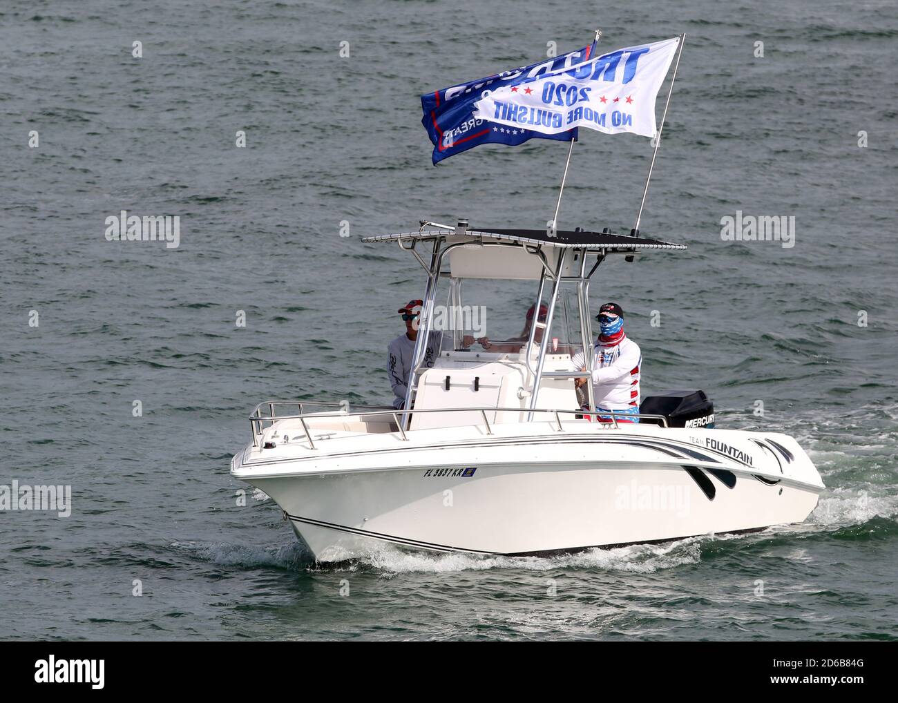 Miami, Stati Uniti d'America. 15 Ott 2020. MIAMI, FL - OTTOBRE 15: Centinaia e centinaia di barche si sono esibite per una massiccia dimostrazione di sostegno anche sotto la pioggia battente, mentre il figlio PresidentÕs Eric Trump e la moglie Lara hanno guidato un raduno flotilla pro-Trump a Miami, Florida, il 15 ottobre, 2020 appena 19 giorni prima delle elezioni l'affluenza alle urne è stata massiccia ed è stata sotto la pioggia battente: Trump Supporters Credit: Storms Media Group/Alamy Live News Foto Stock