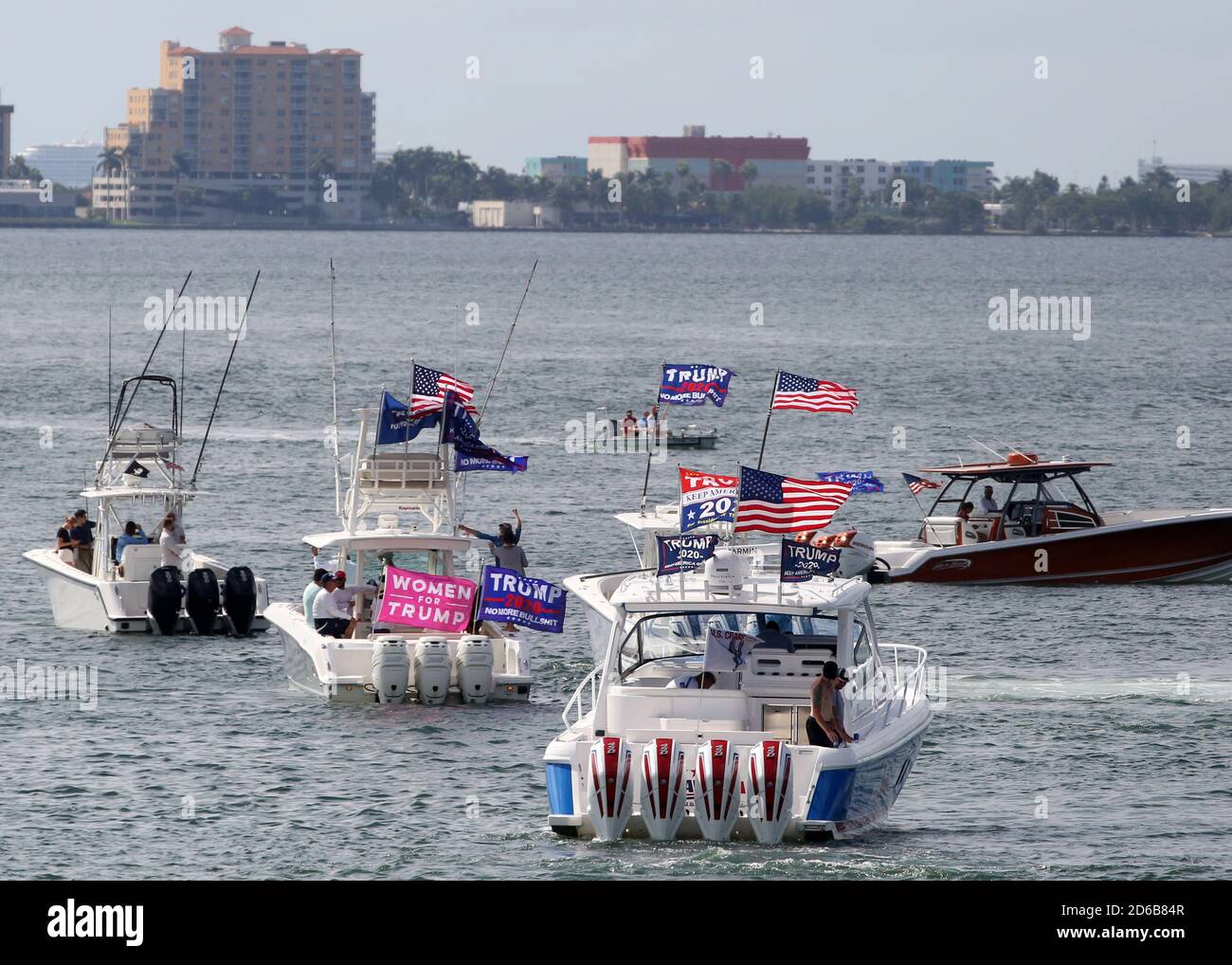 Miami, Stati Uniti d'America. 15 Ott 2020. MIAMI, FL - OTTOBRE 15: Centinaia e centinaia di barche si sono esibite per una massiccia dimostrazione di sostegno anche sotto la pioggia battente, mentre il figlio PresidentÕs Eric Trump e la moglie Lara hanno guidato un raduno flotilla pro-Trump a Miami, Florida, il 15 ottobre, 2020 appena 19 giorni prima delle elezioni l'affluenza alle urne è stata massiccia ed è stata sotto la pioggia battente: Trump Supporters Credit: Storms Media Group/Alamy Live News Foto Stock