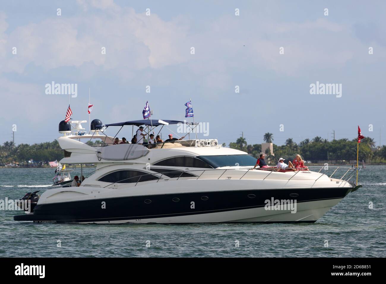 Miami, Stati Uniti d'America. 15 Ott 2020. MIAMI, FL - OTTOBRE 15: Centinaia e centinaia di barche si sono esibite per una massiccia dimostrazione di sostegno anche sotto la pioggia battente, mentre il figlio PresidentÕs Eric Trump e la moglie Lara hanno guidato un raduno flotilla pro-Trump a Miami, Florida, il 15 ottobre, 2020 appena 19 giorni prima delle elezioni l'affluenza alle urne è stata massiccia ed è stata sotto la pioggia battente: Trump Supporters Credit: Storms Media Group/Alamy Live News Foto Stock