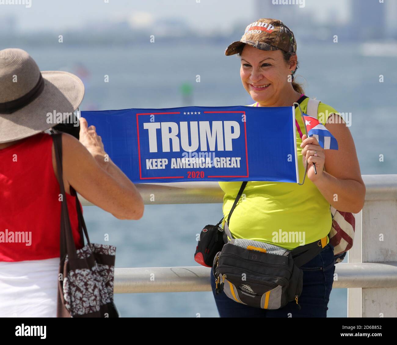 Miami, Stati Uniti d'America. 15 Ott 2020. MIAMI, FL - OTTOBRE 15: Centinaia e centinaia di barche si sono esibite per una massiccia dimostrazione di sostegno anche sotto la pioggia battente, mentre il figlio del presidente Eric Trump e la moglie Lara hanno guidato un raduno flotilla pro-Trump a Miami, Florida, il 15 ottobre, 2020 appena 19 giorni prima delle elezioni l'affluenza alle urne è stata massiccia ed è stata sotto la pioggia battente: Trump Supporters Credit: Storms Media Group/Alamy Live News Foto Stock