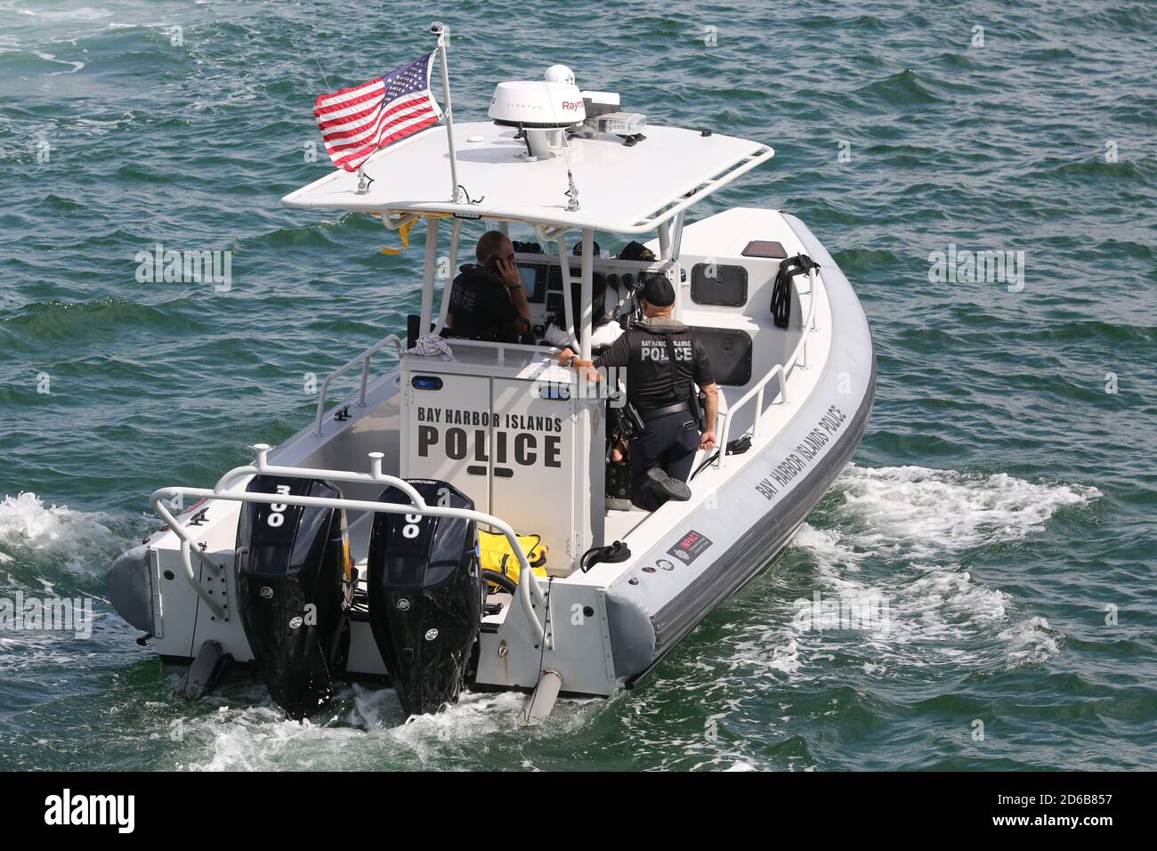 Miami, Stati Uniti d'America. 15 Ott 2020. MIAMI, FL - OTTOBRE 15: Centinaia e centinaia di barche si sono esibite per una massiccia dimostrazione di sostegno anche sotto la pioggia battente, mentre il figlio PresidentÕs Eric Trump e la moglie Lara hanno guidato un raduno flotilla pro-Trump a Miami, Florida, il 15 ottobre, 2020 appena 19 giorni prima delle elezioni l'affluenza alle urne è stata massiccia ed è stata sotto la pioggia battente: Trump Supporters Credit: Storms Media Group/Alamy Live News Foto Stock